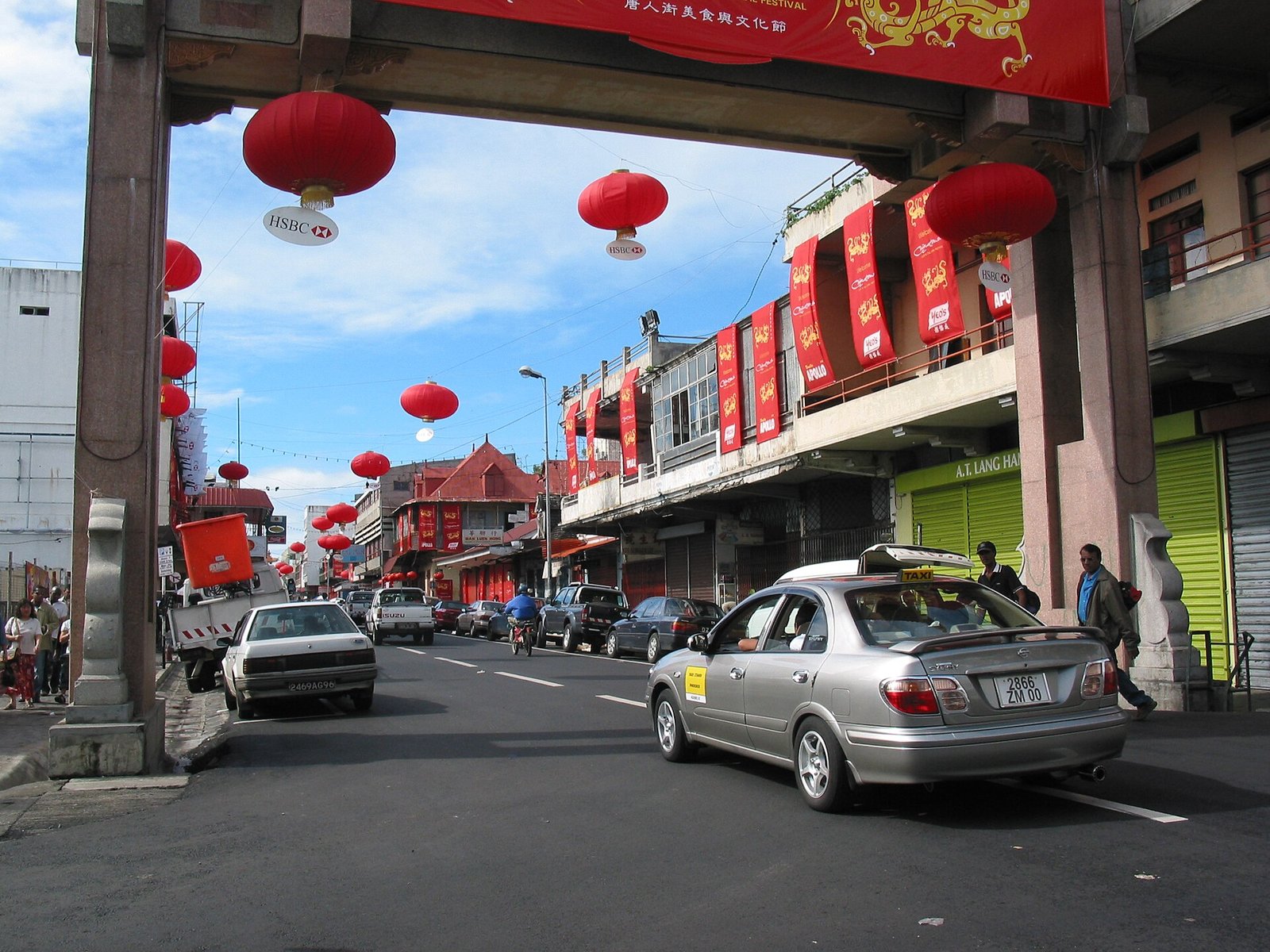 Das Chinesenviertel von Port Louis mit Eingangstor und roten Laternen