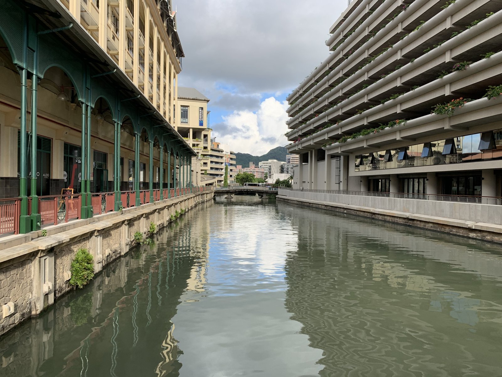 Ein Kanal zwischen den Gebäuden der Caudan Waterfront in Port Louis
