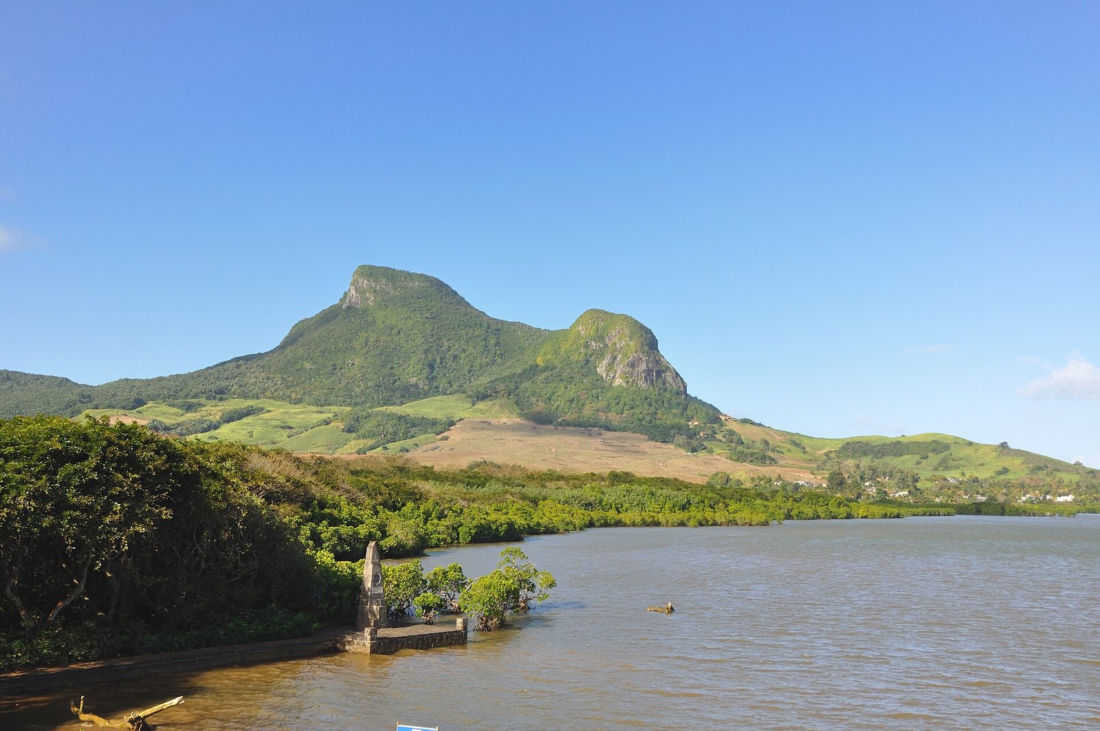 Berg und Flussmündung bei Grand Port im Südosten