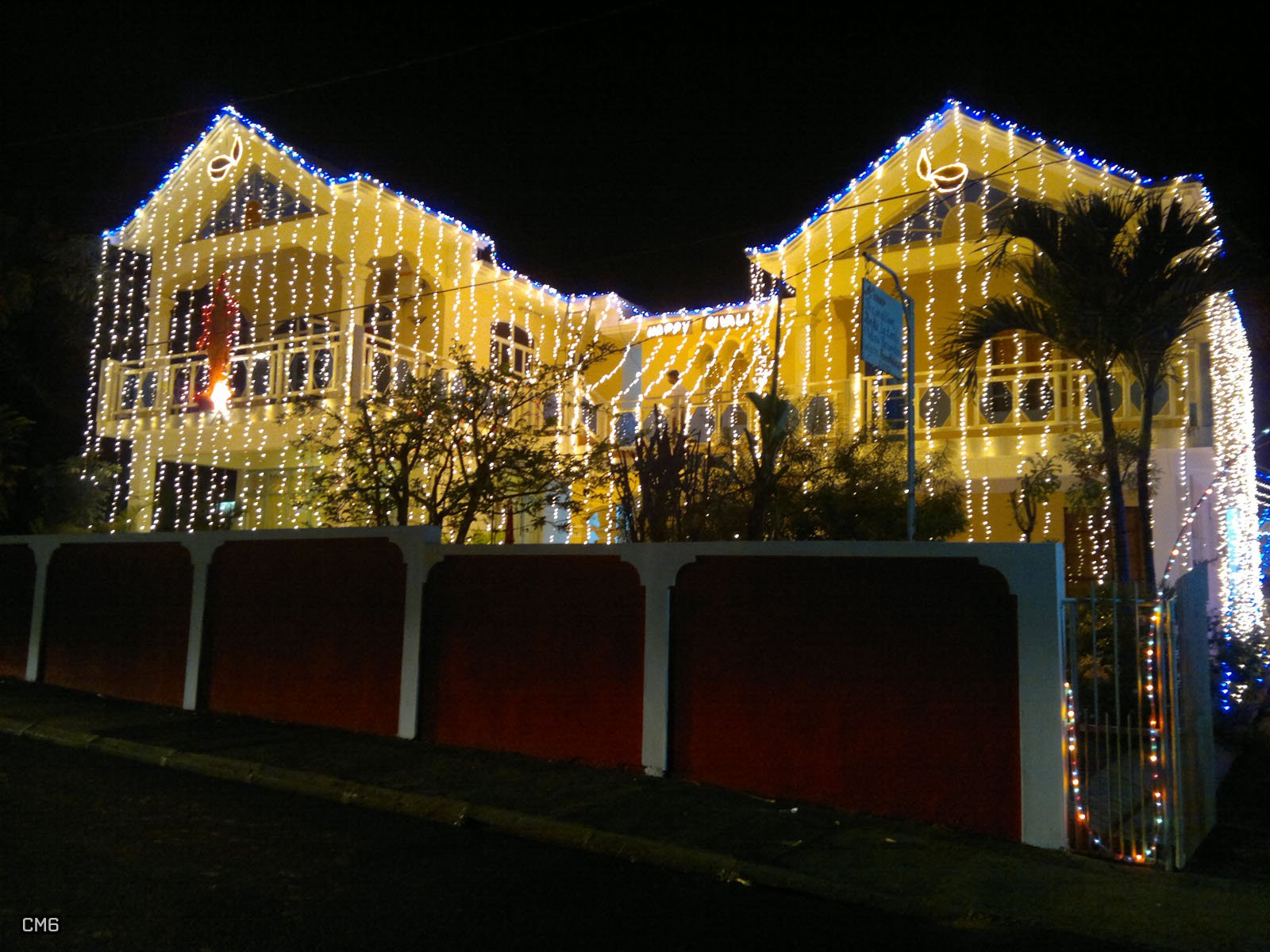 Mit Lichterketten geschmücktes Haus zu Divali