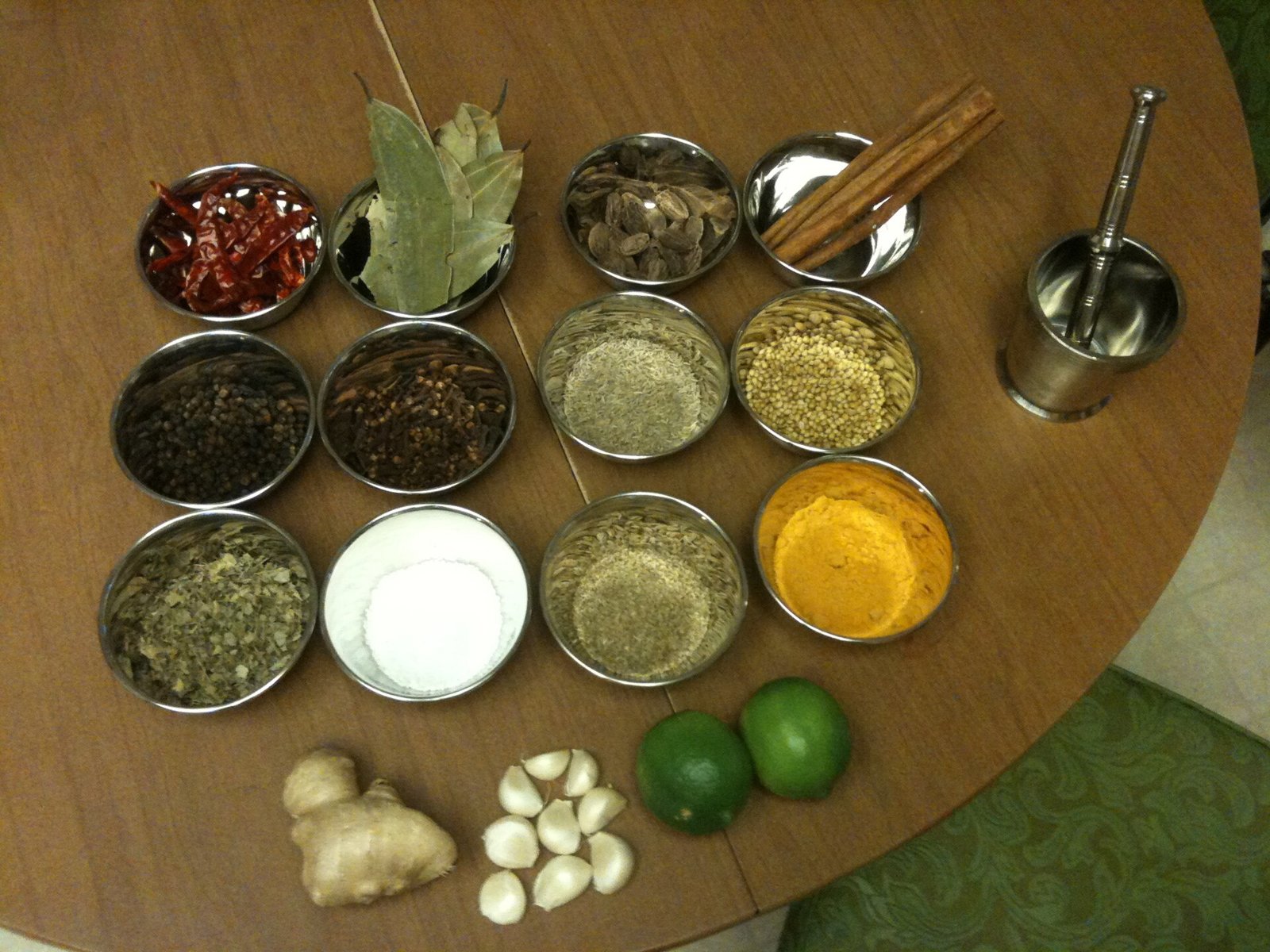 Ganze Gewürze, Ingwer und Knoblauch für ein Curry