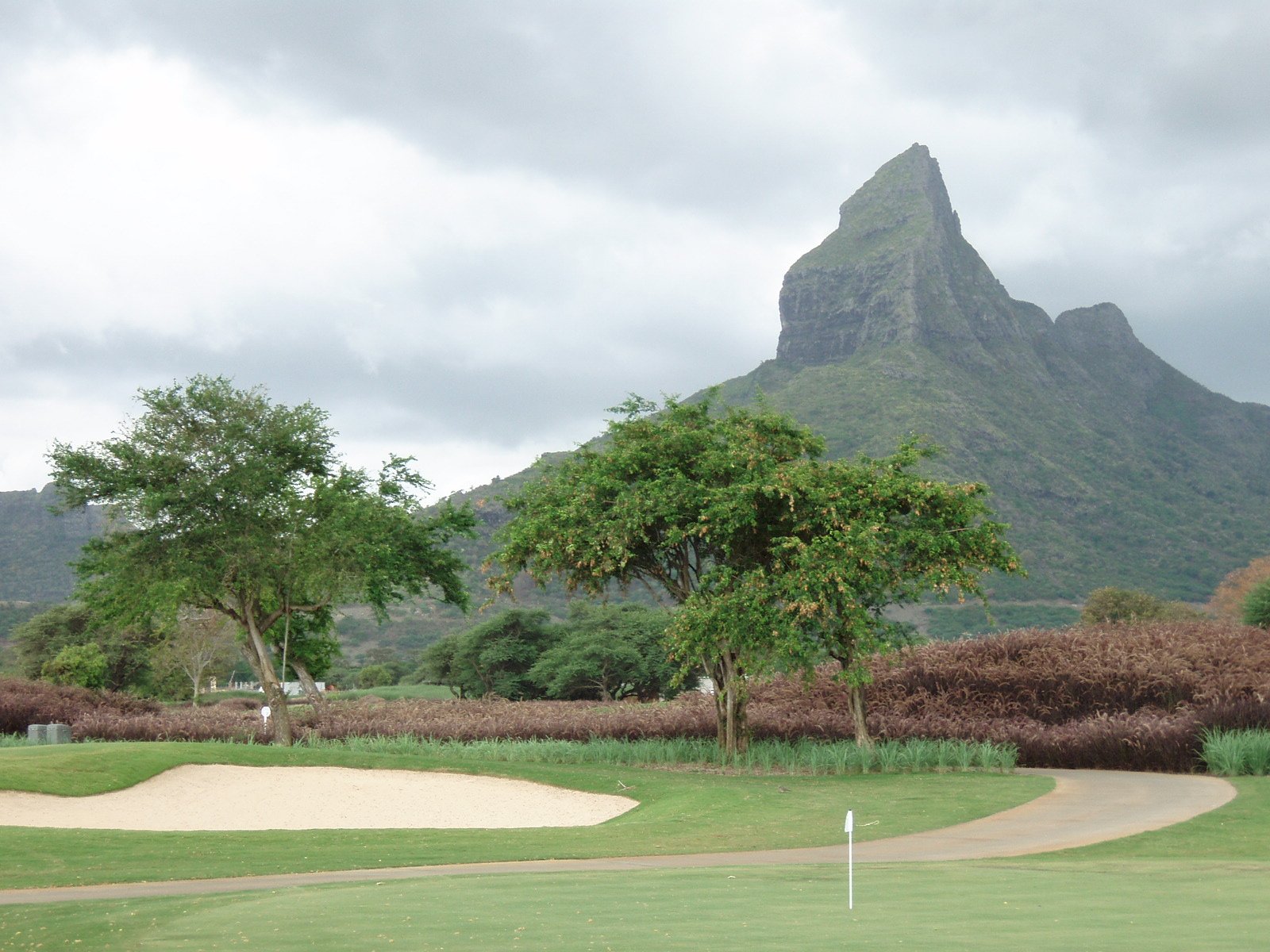 Tamarina Golf Club mit dem Berg Rempart