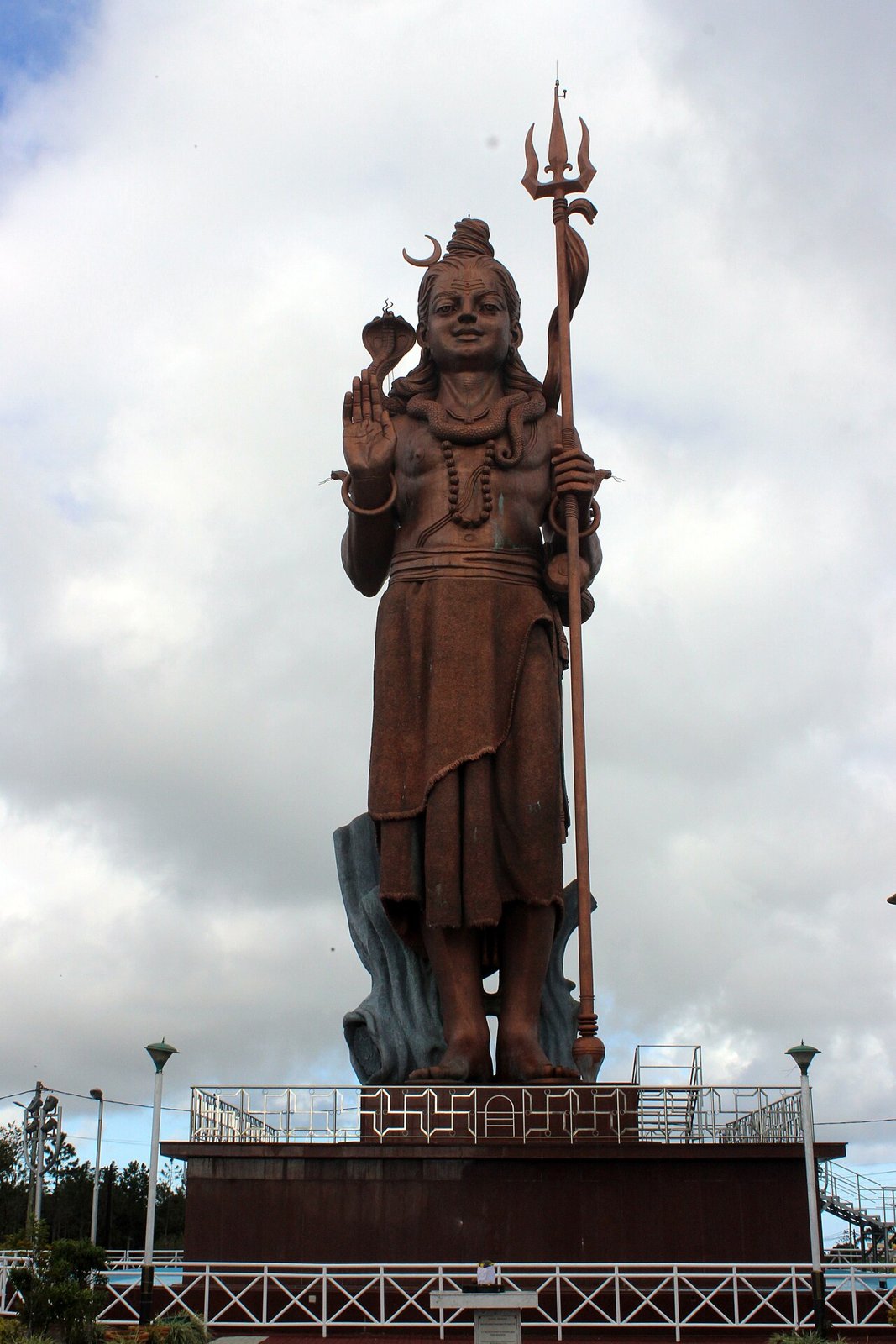 Die 33 m hohe Shiva-Statue Mangal Mahadev am Eingang der Anlage