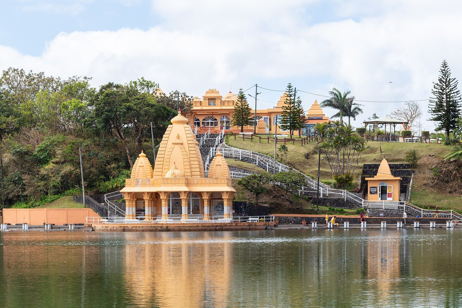 Tempel am Ufer des Sees