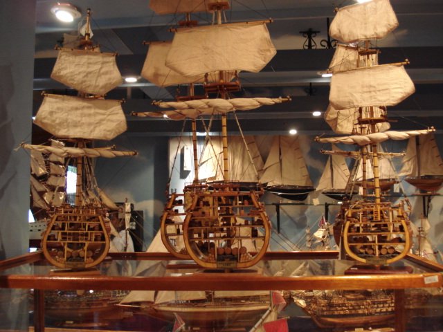 Querschnittsmodelle historischer Segelschiffe in einem Schiffsmodell-Geschäft auf Mauritius