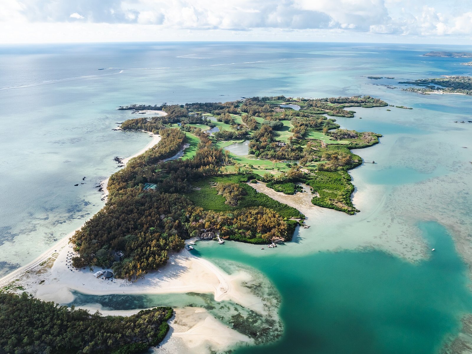 Luftaufnahme der Île aux Cerfs mit Golfplatz und Lagune