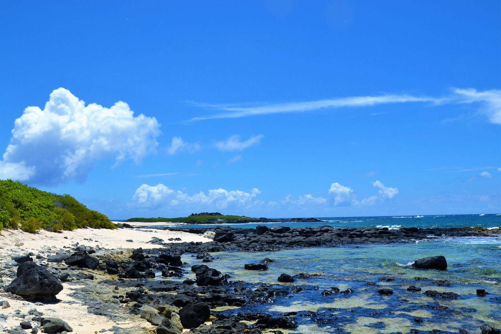 Felsküste mit Sandstrand auf dem Îlot Gabriel