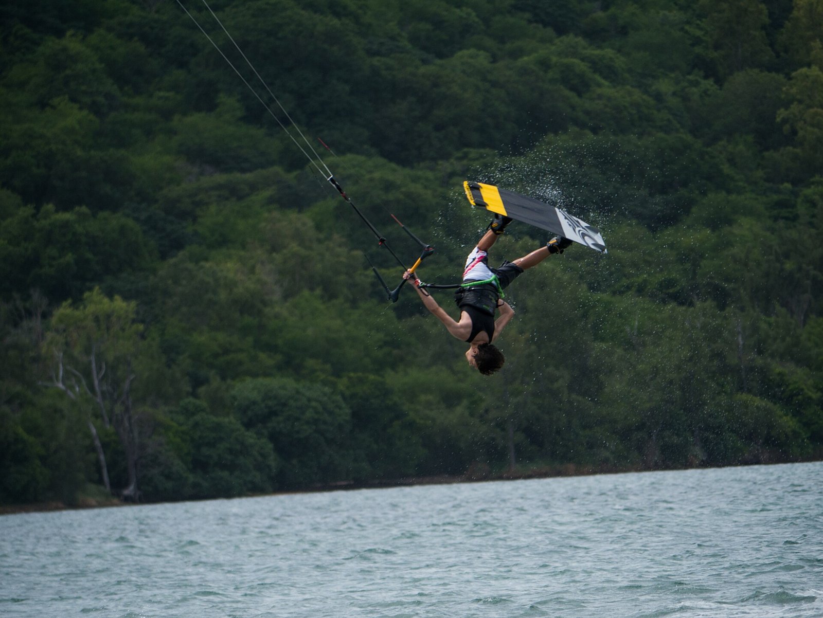 Kitesurfer beim Sprung in einer Lagune auf Mauritius