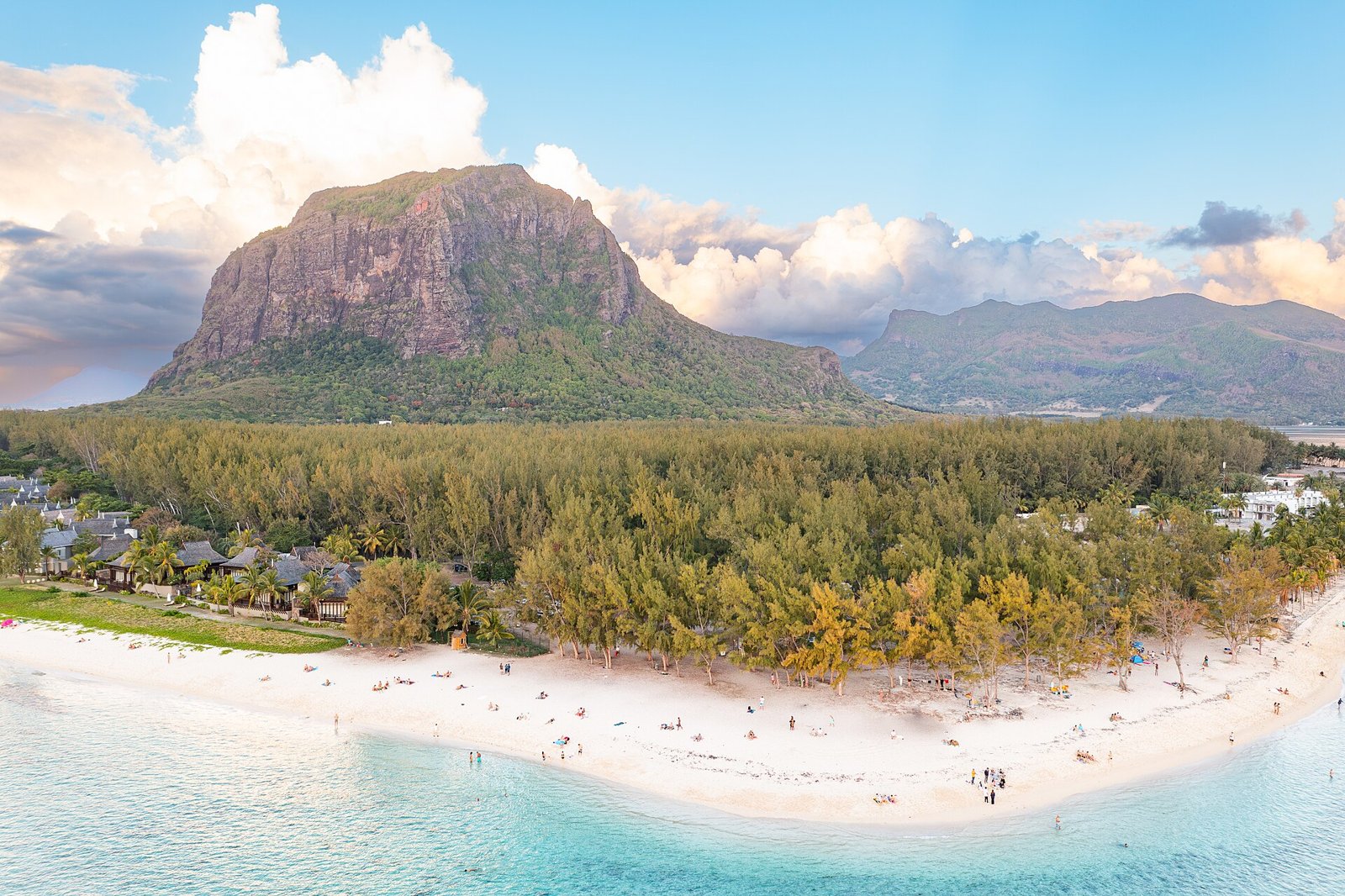 Le Morne mit seinem Strand und dem Berg Le Morne Brabant aus der Luft