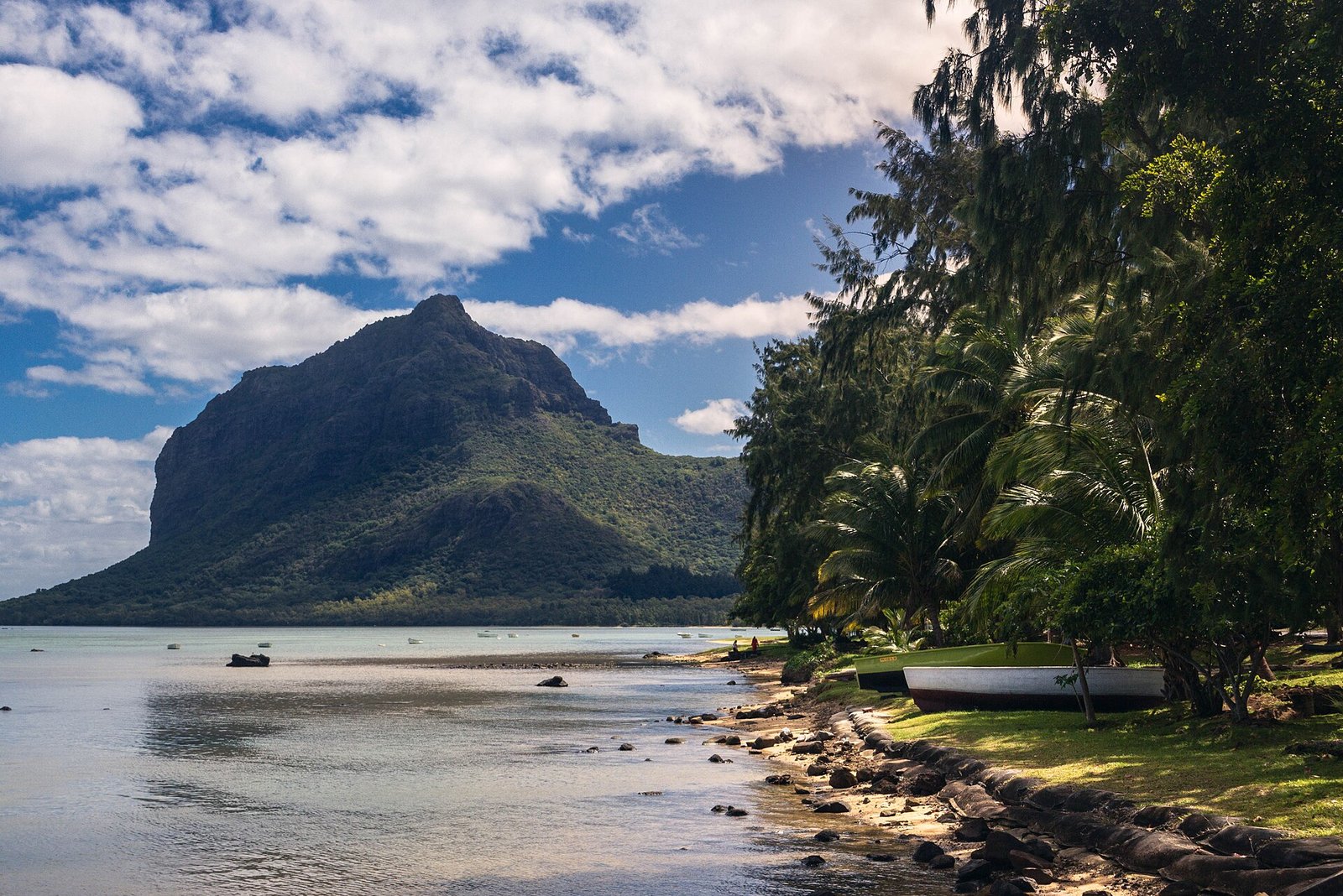 Der Le Morne Brabant hinter der Lagune