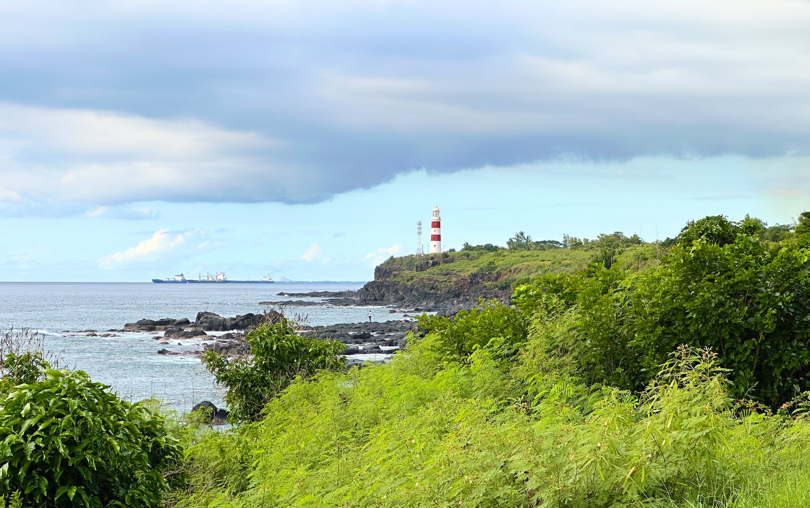 Küste bei Albion mit dem Leuchtturm im Hintergrund
