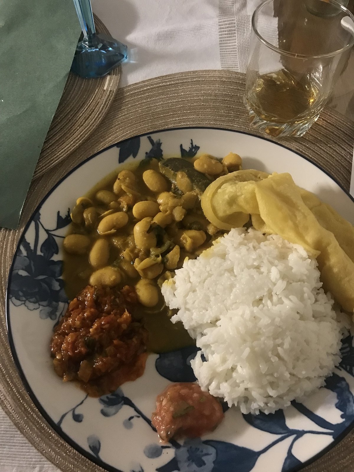 Eine typische Mahlzeit: Reis, Bohnencurry, Fladenbrot und Chutney