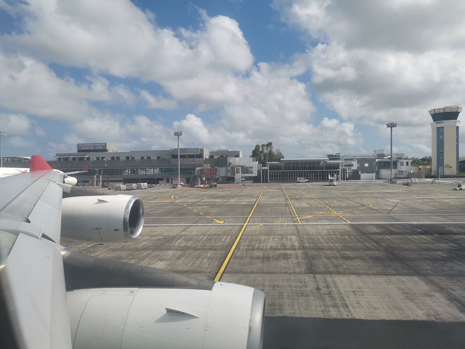 Rollfeld, Terminal und Tower des Flughafens Sir Seewoosagur Ramgoolam, gesehen aus dem Flugzeug