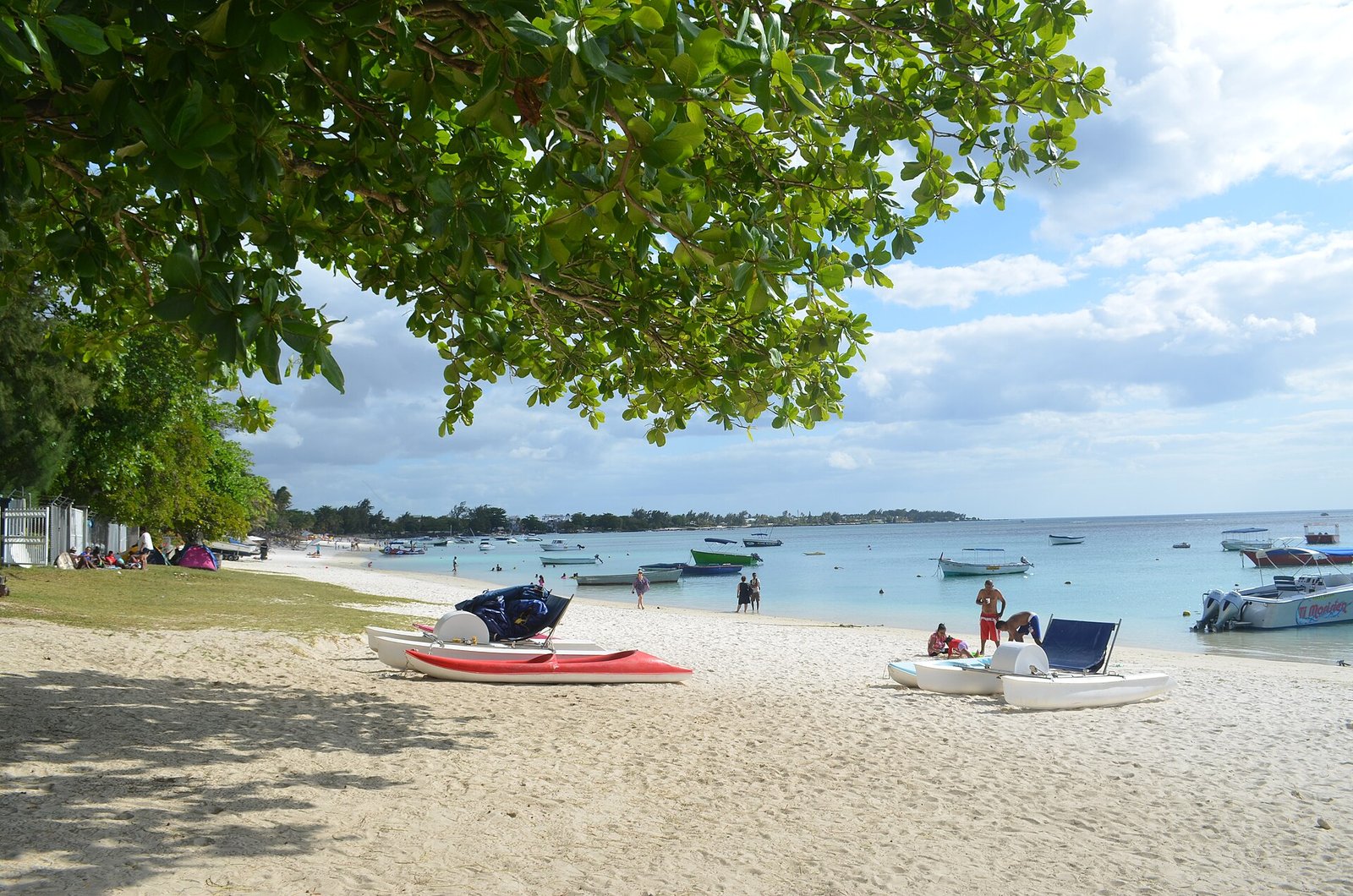 Schattiger Strand mit ruhigem, flachem Wasser bei Trou aux Biches im Norden