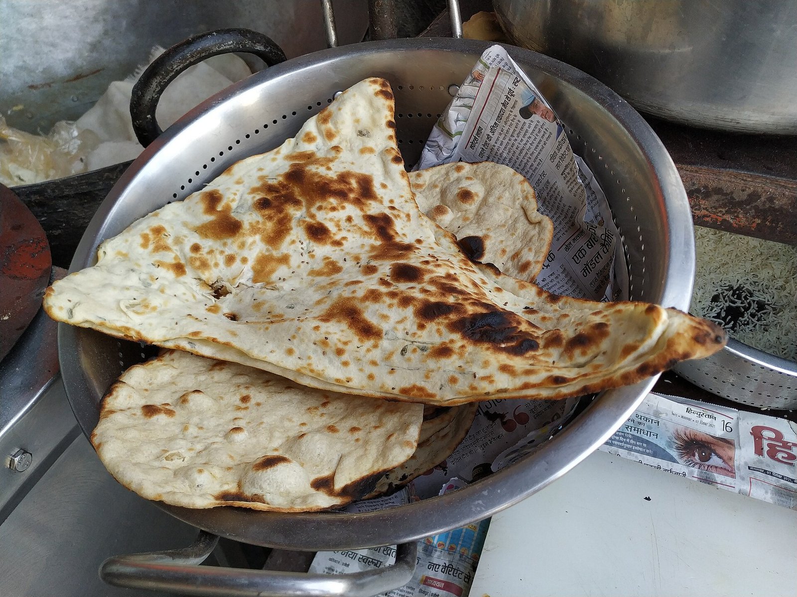 Frisch gebackenes Naan aus dem Tandoor
