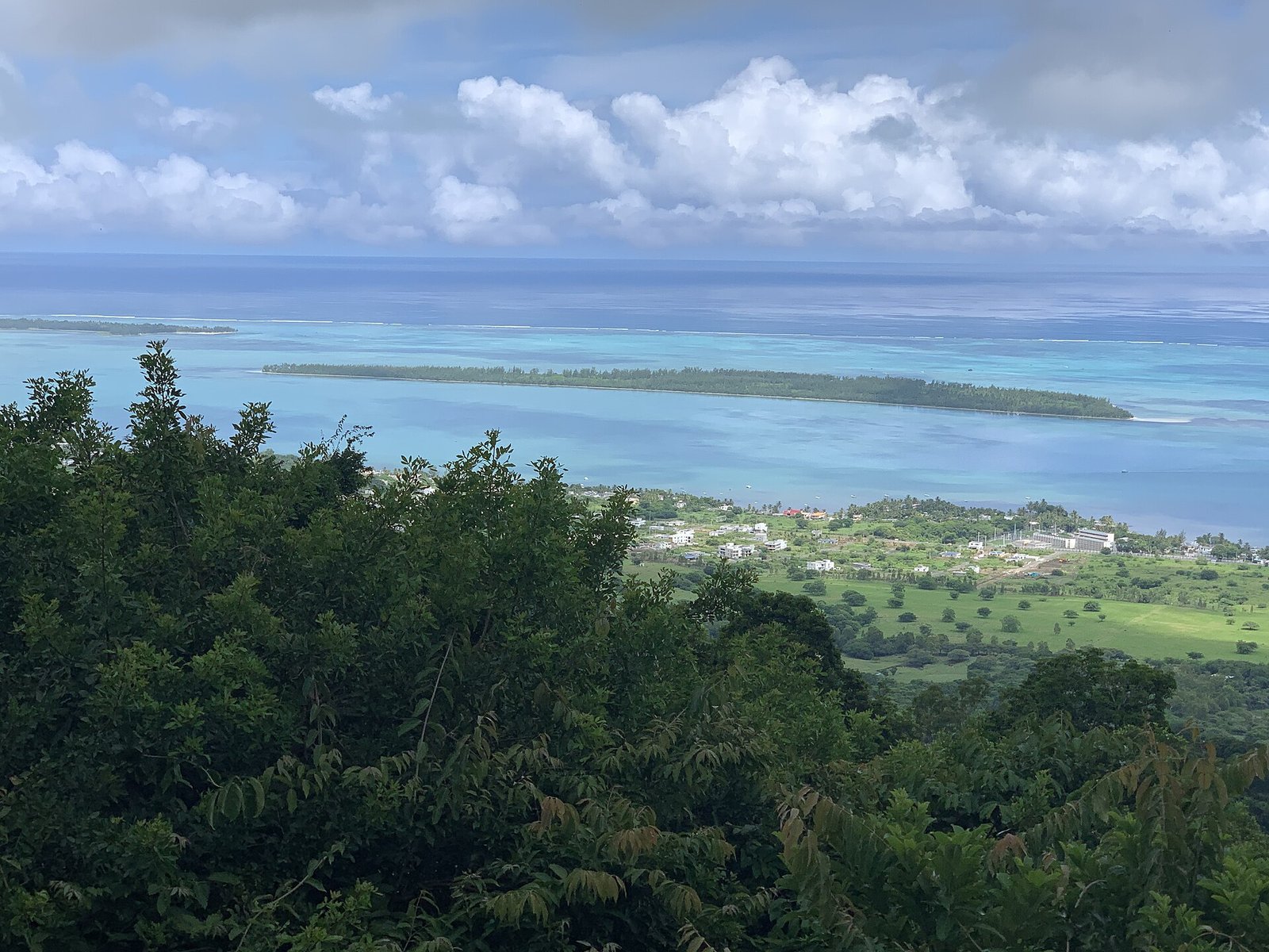 Aussicht vom Belvédère bei Chamarel auf die Westküste und die Île aux Bénitiers