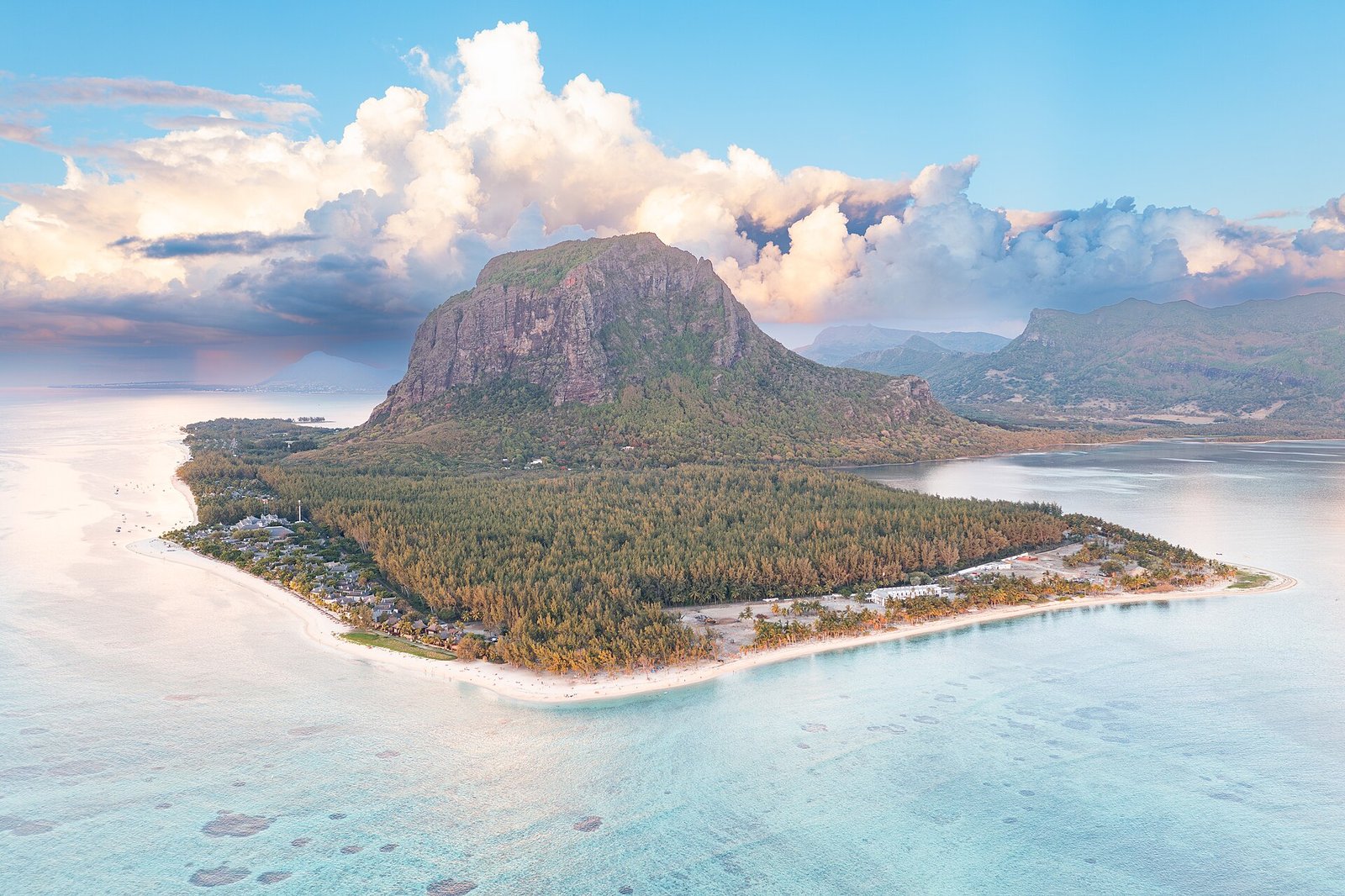 Die Halbinsel Le Morne mit dem Berg Le Morne Brabant aus der Luft