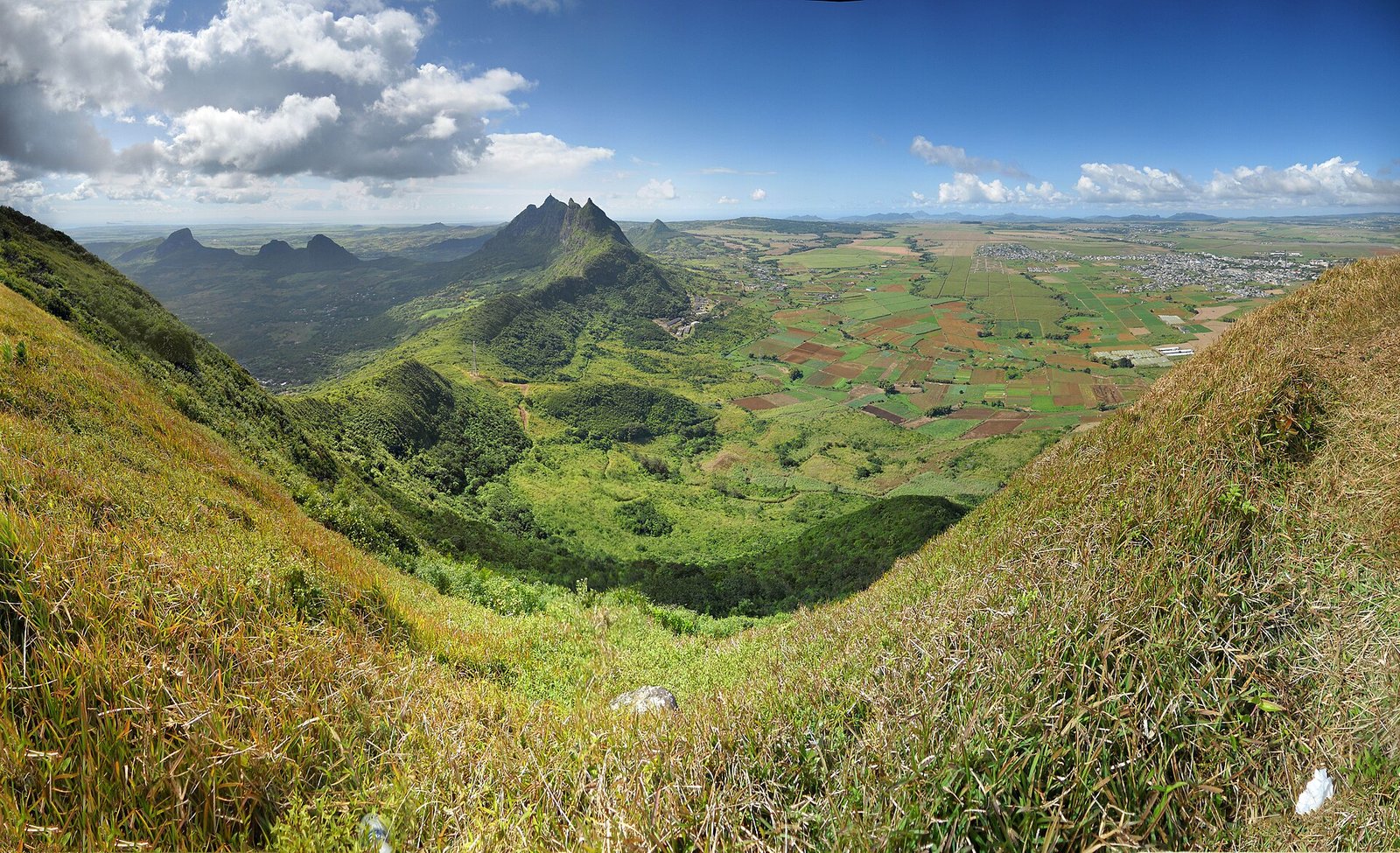 Blick von den Bergen über Felder und Täler auf den Pieter Both