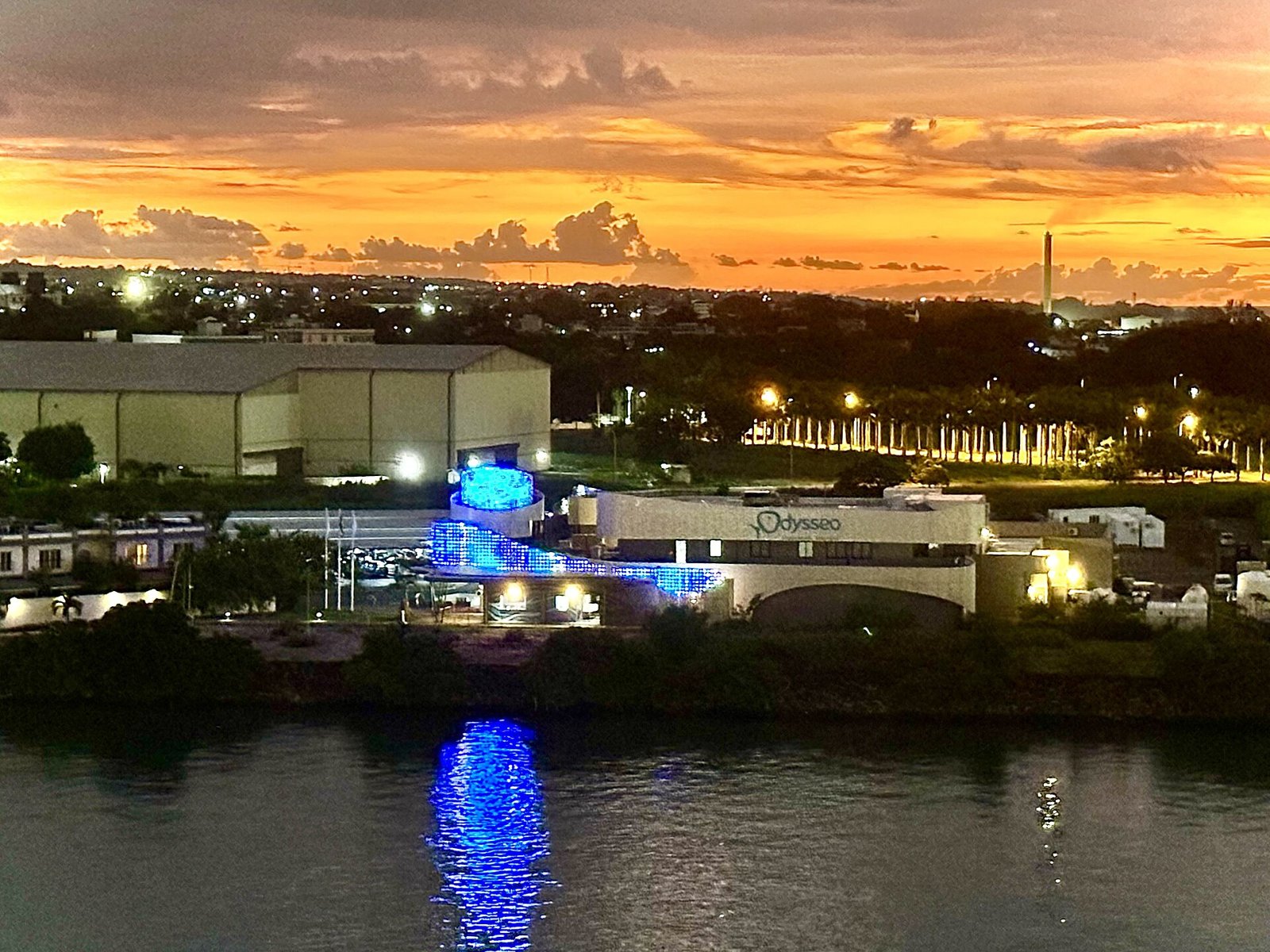 Das Odysseo Ozeanarium in Port Louis am Abend