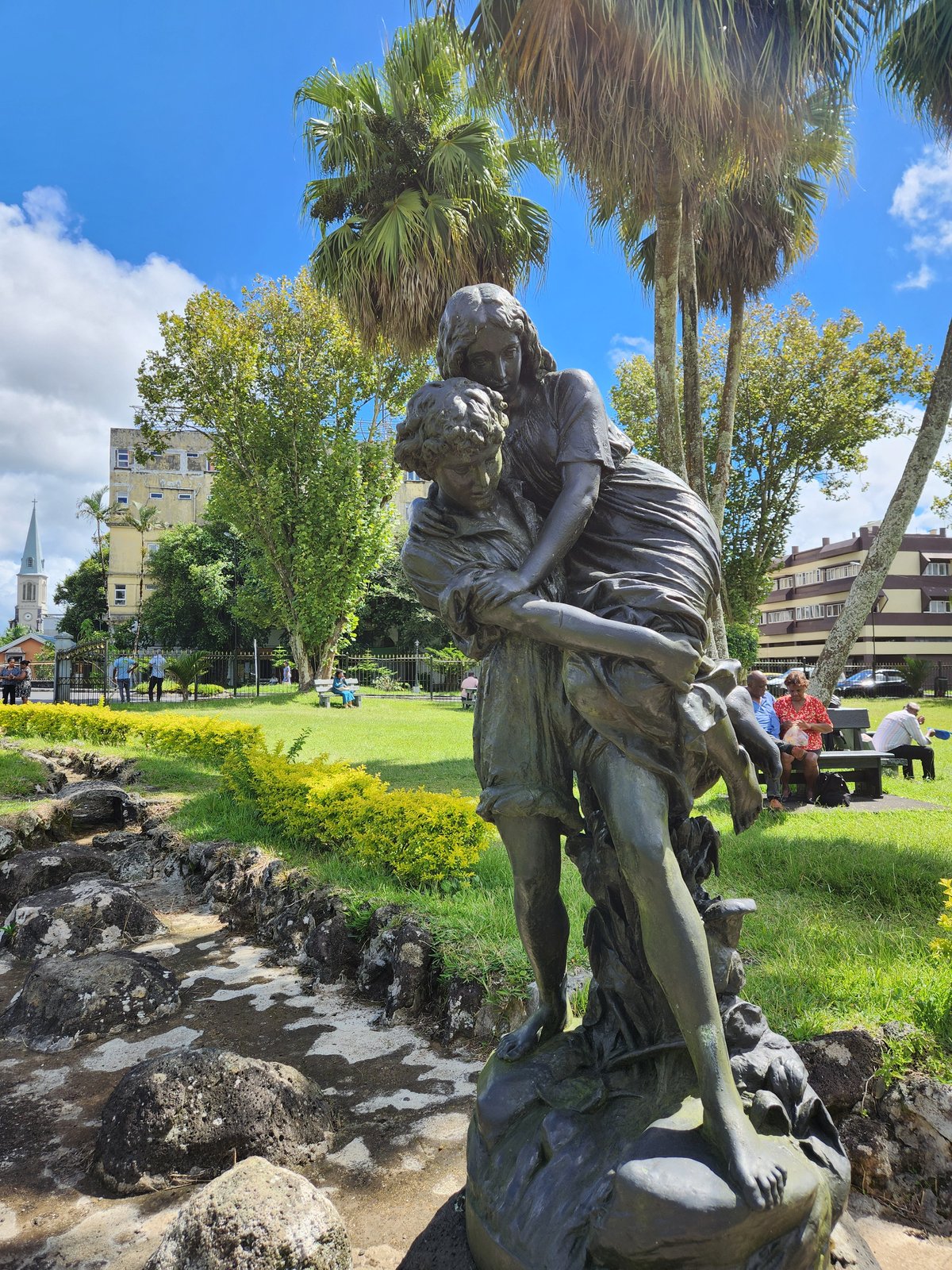 Die Statue von Paul und Virginie im Townhall Garden von Curepipe