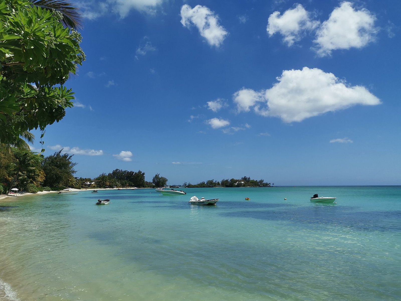Der Strand von Péreybère mit Booten in der Bucht