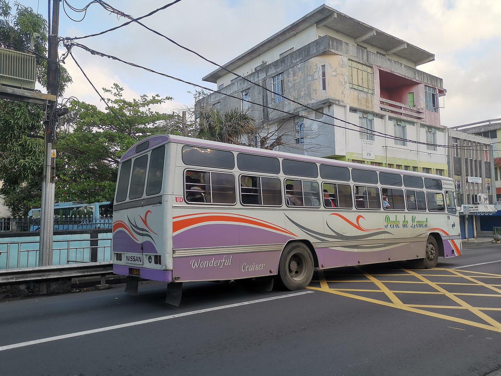 Linienbus an der St Jean Road in Quatre Bornes