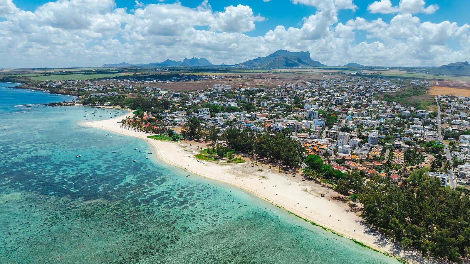 Flic en Flac mit seinem langen Strand, im Hintergrund die Berge