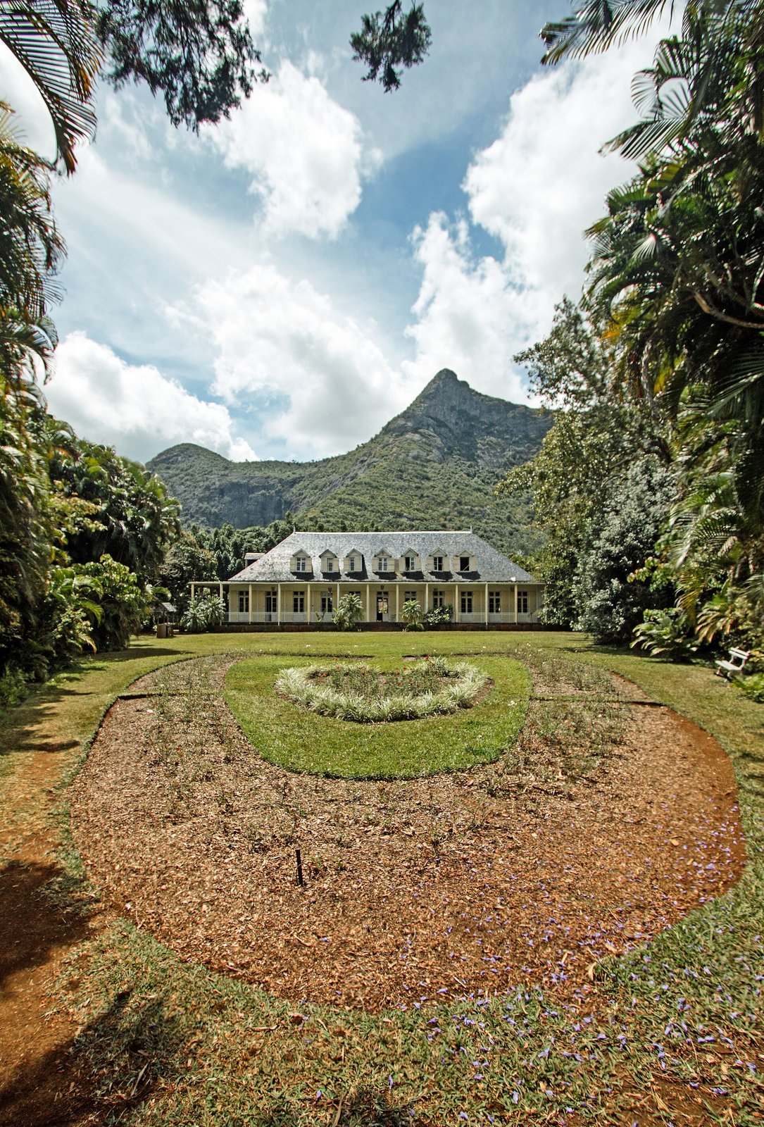 Das Kolonialhaus Maison Eureka in Moka vor dem Berg Montagne Ory
