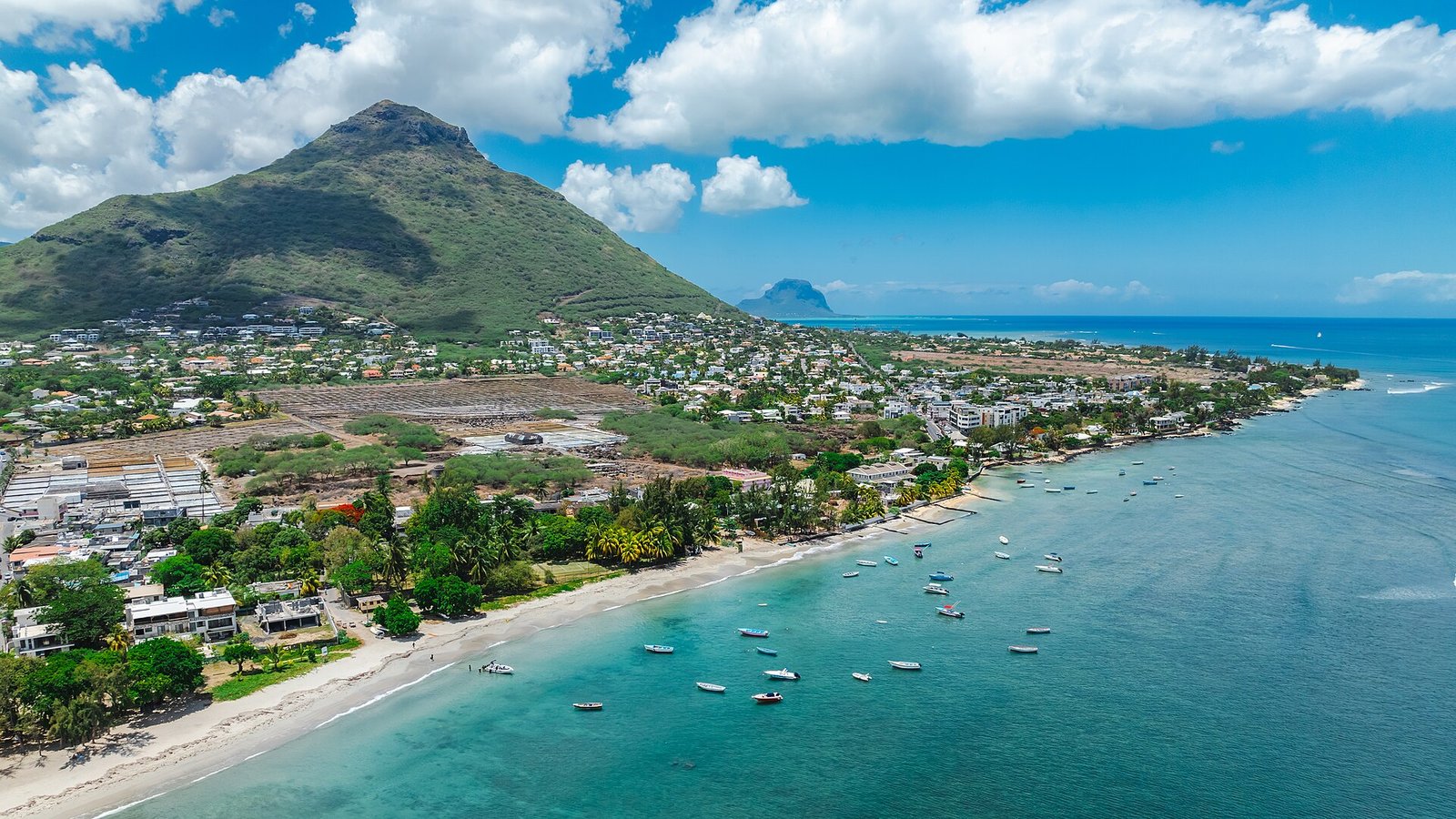 Die Bucht von Tamarin mit der Tourelle du Tamarin, im Hintergrund Le Morne