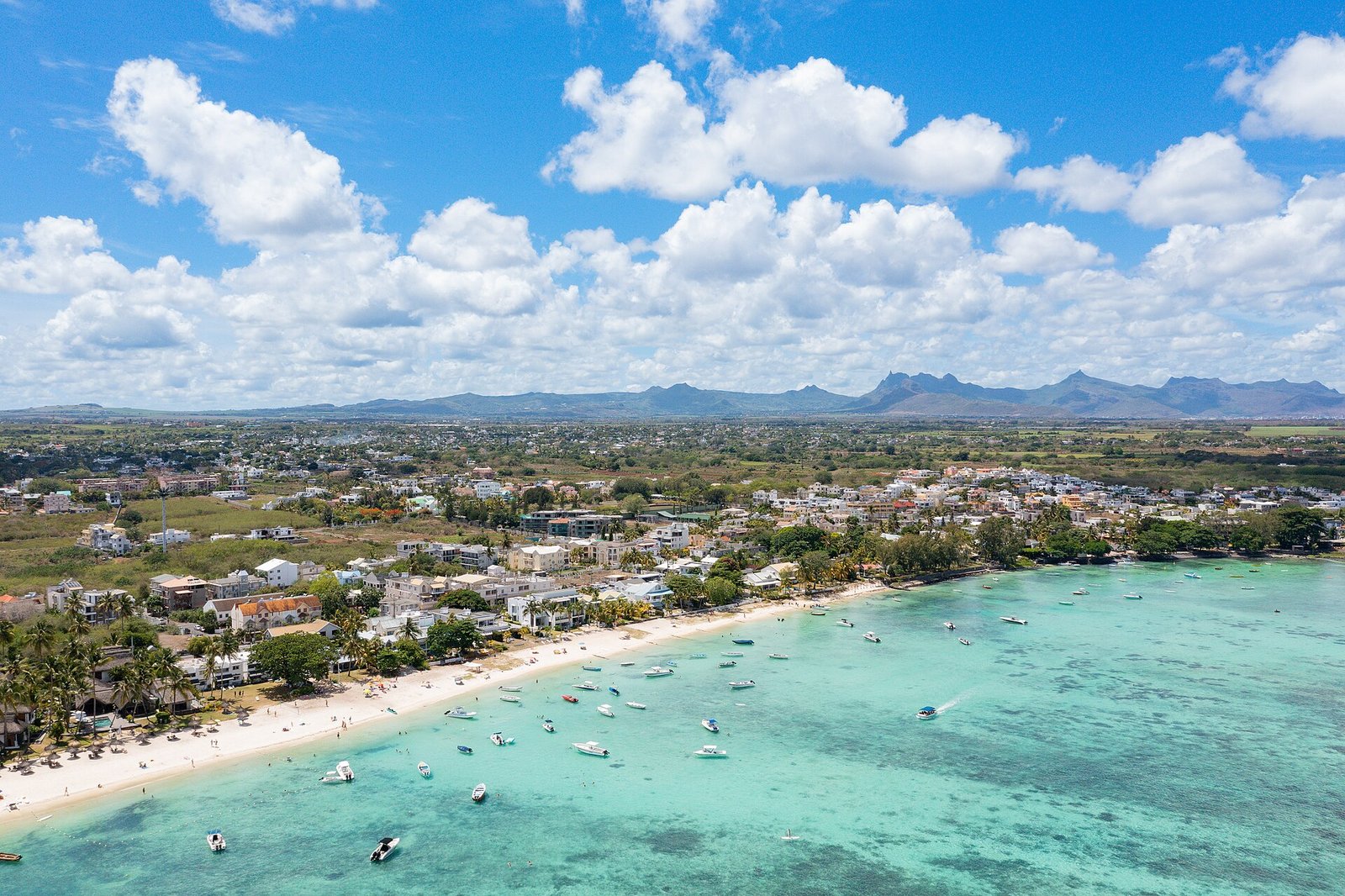 Luftaufnahme von Trou aux Biches mit Strand, Lagune und Jachten