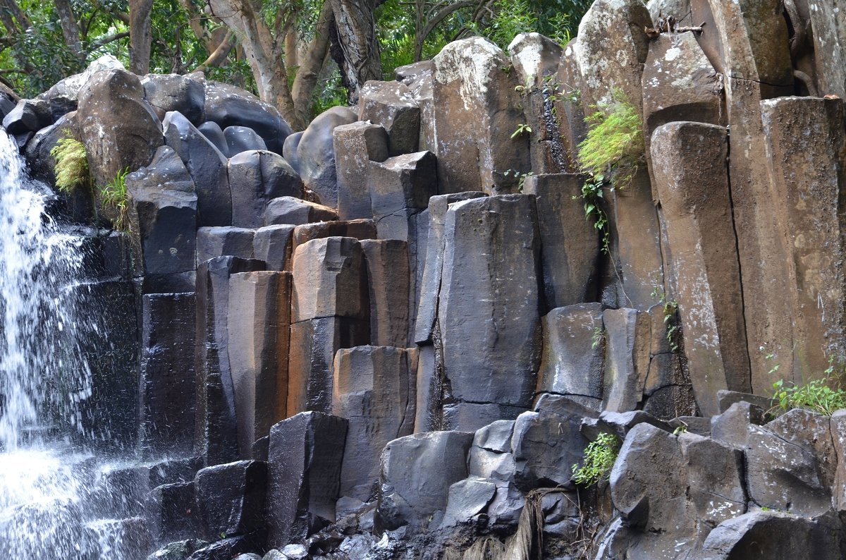 Kantige Basaltsäulen am Rand der Rochester Falls