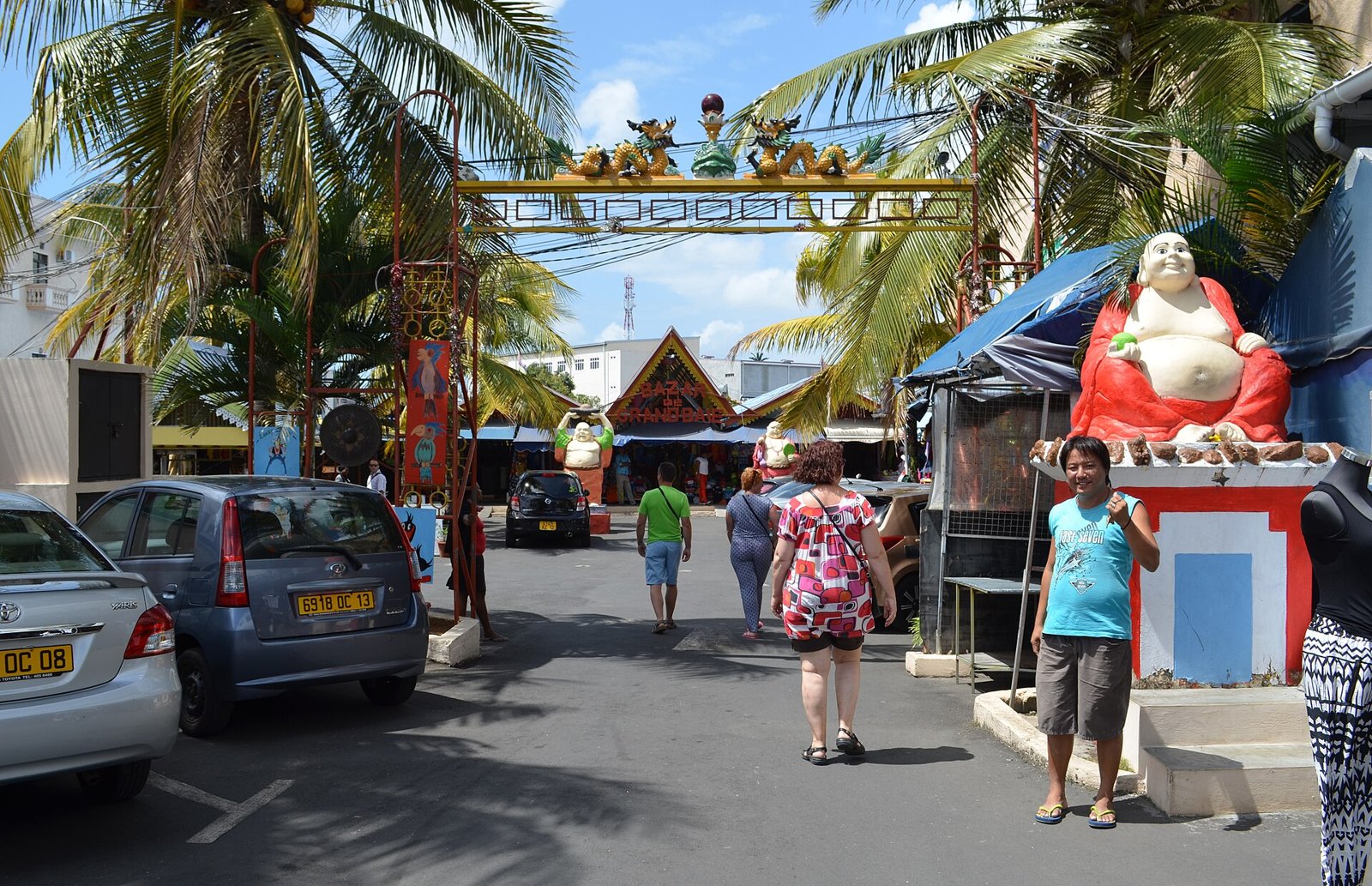 Eingang zum Grand Baie Bazar mit Verkaufsbuden