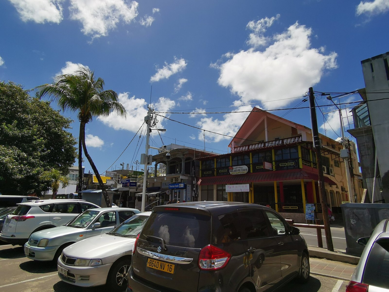 Straße mit Läden und Restaurants in Grand Baie