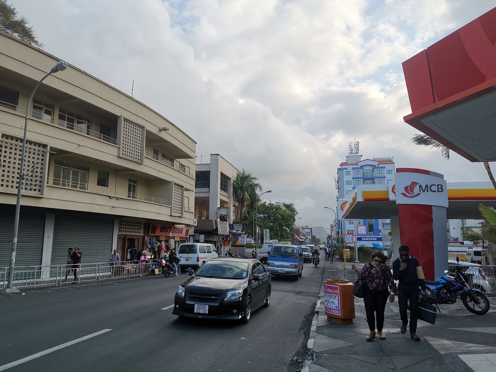 Die St Jean Road in Quatre Bornes, an der La City Trianon liegt