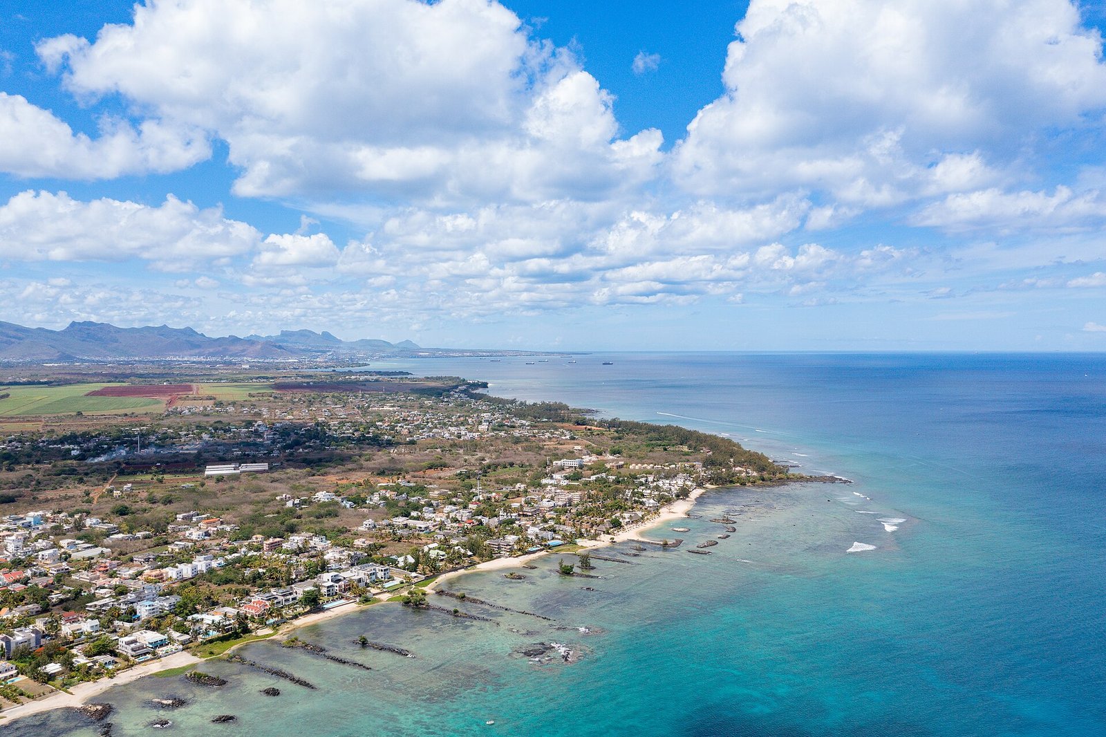 Mauritius von oben: die Nordwestküste bei Trou-aux-Biches mit Lagune und Riff
