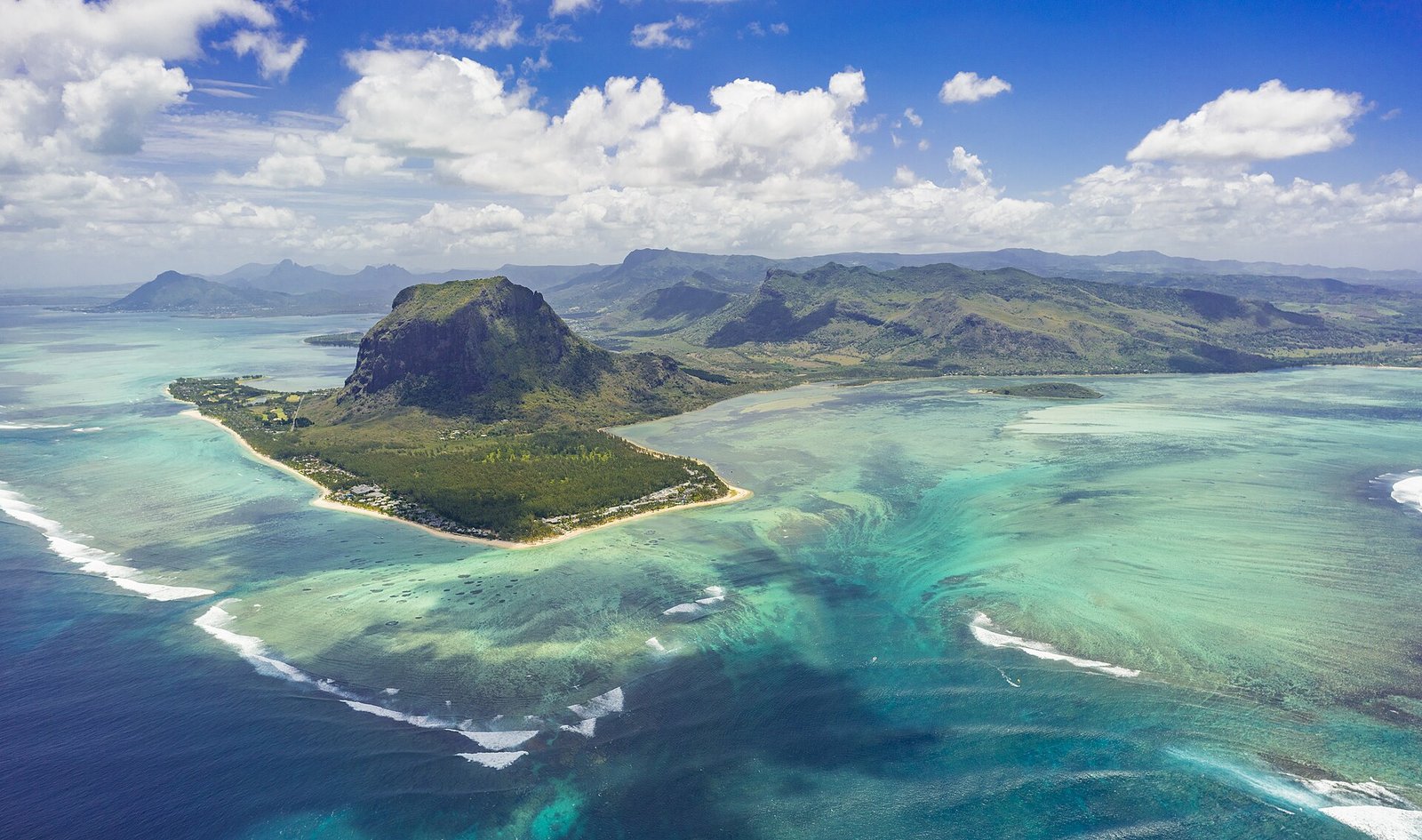 Das Riff vor der Halbinsel Le Morne aus der Luft, mit dem berühmten «Unterwasser-Wasserfall»