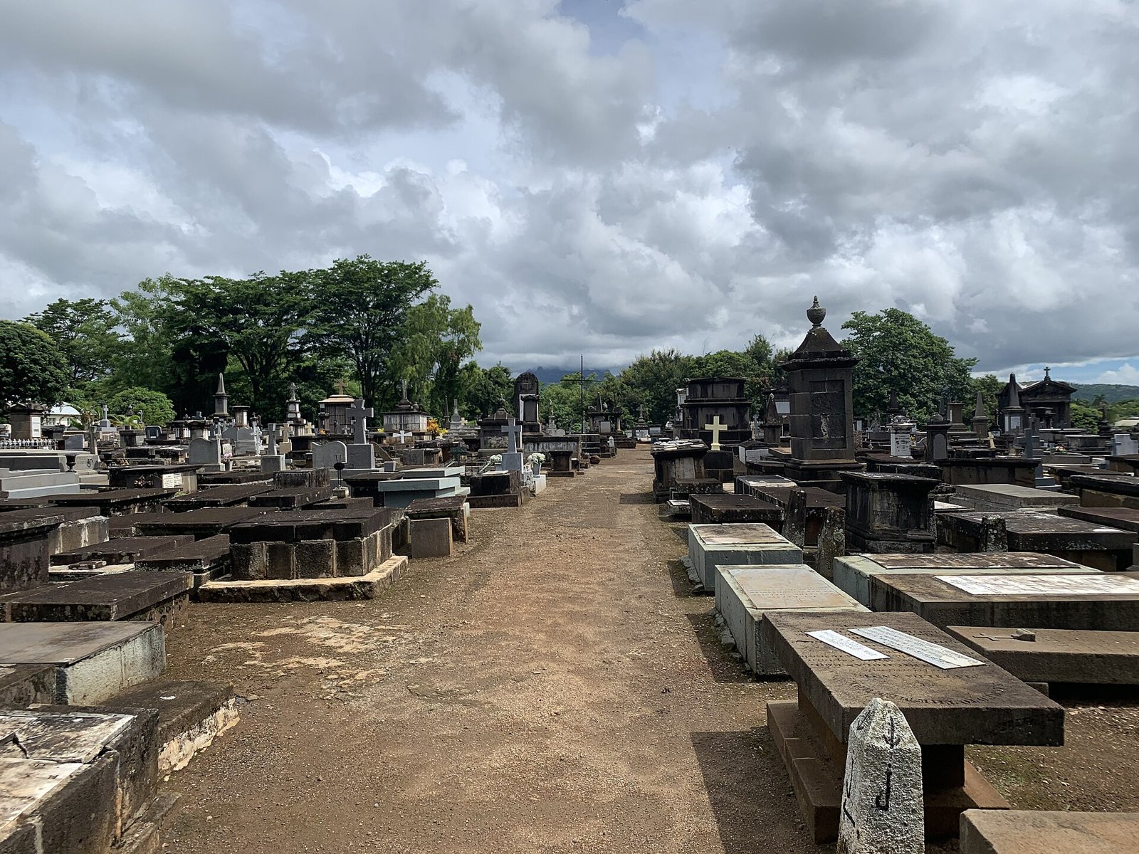 Der alte Friedhof neben der Kirche