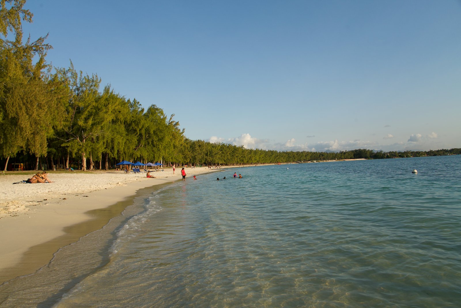 Der lange Strand von Mont Choisy mit Filaosbäumen