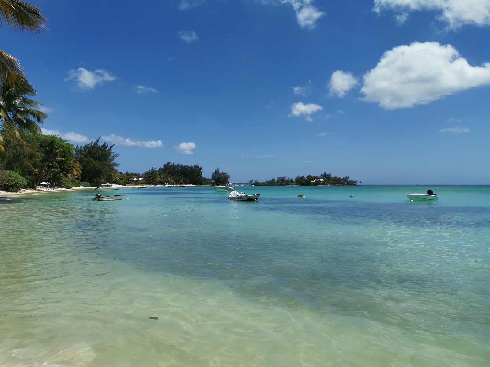 Lagune und Strand von Pereybere mit Booten