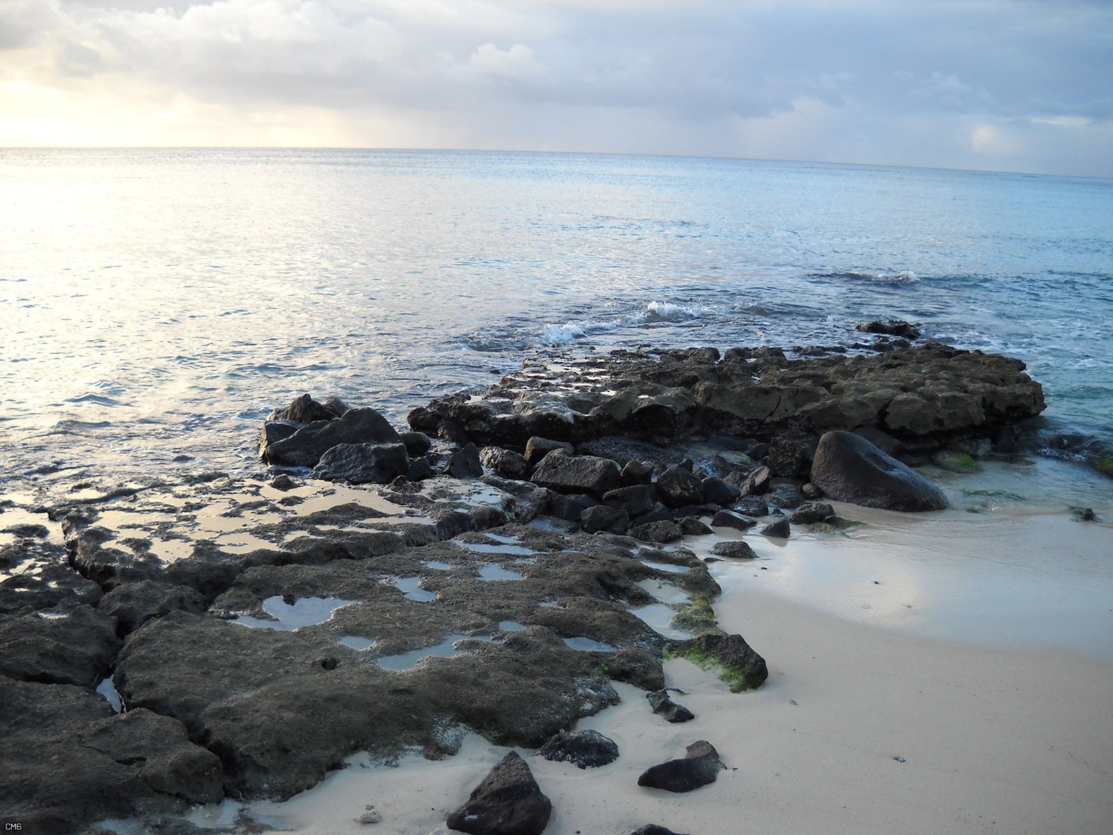 Felsige Küste bei Pointe aux Piments