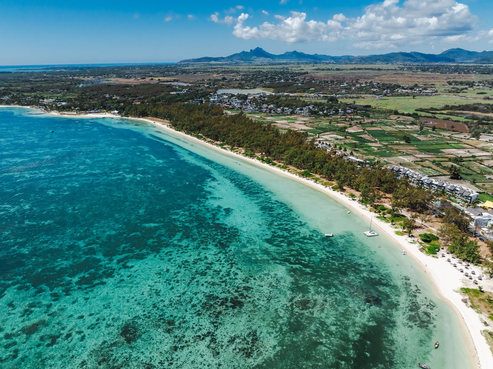 Der lange Strand von Belle Mare aus der Luft