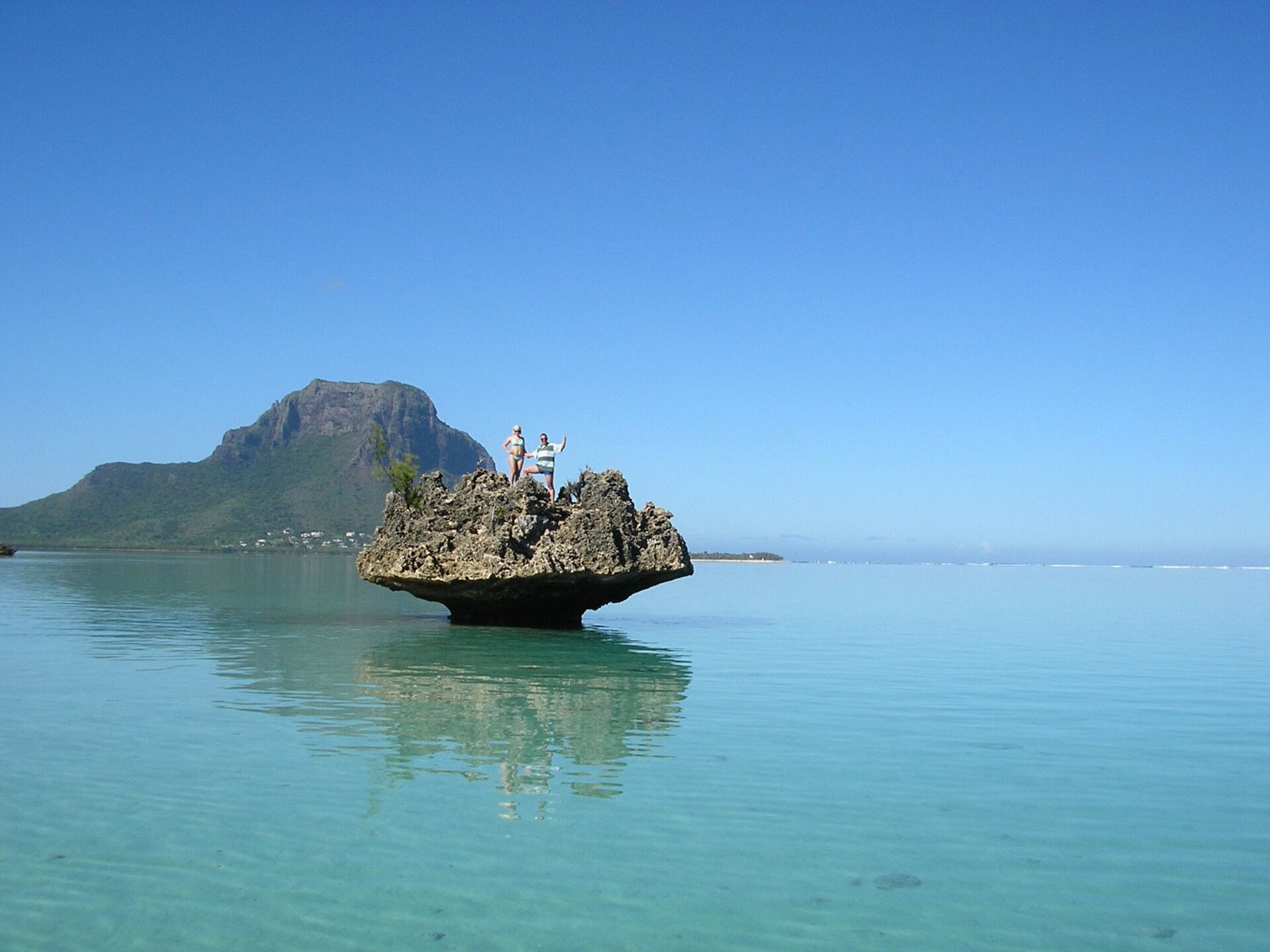 Crystal Rock in der Lagune von Le Morne, dahinter der Le Morne Brabant