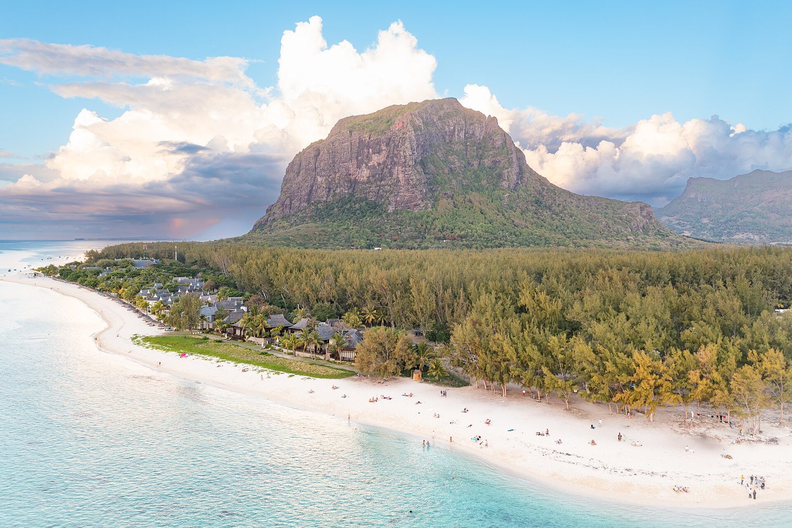 Luftbild: Strand auf der Halbinsel Le Morne unterhalb des Le Morne Brabant