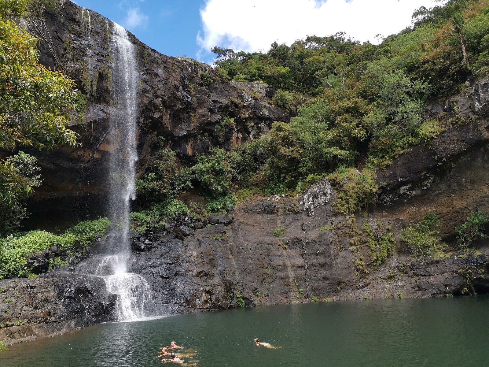 Ein Becken unter dem Wasserfall lädt zum Baden ein