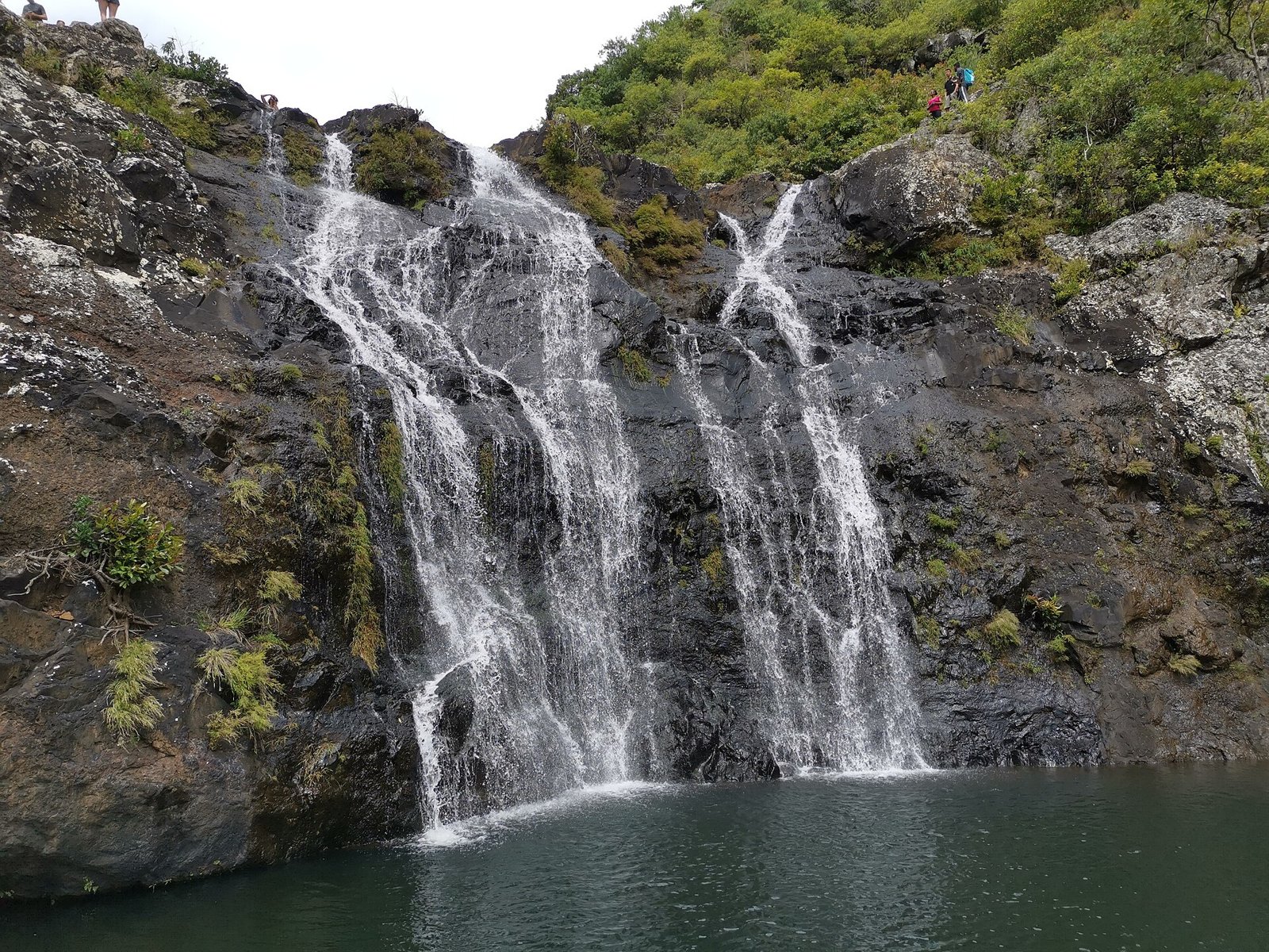 Die Kaskaden der Tamarin Falls im unteren Bereich