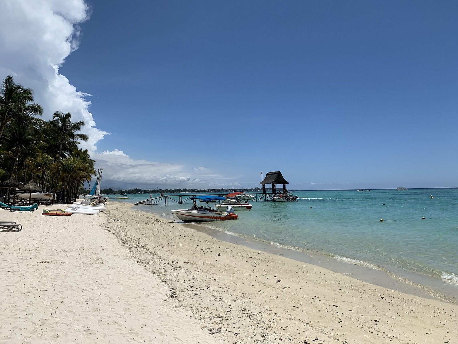 Strand von Trou aux Biches mit Booten und Anlegesteg