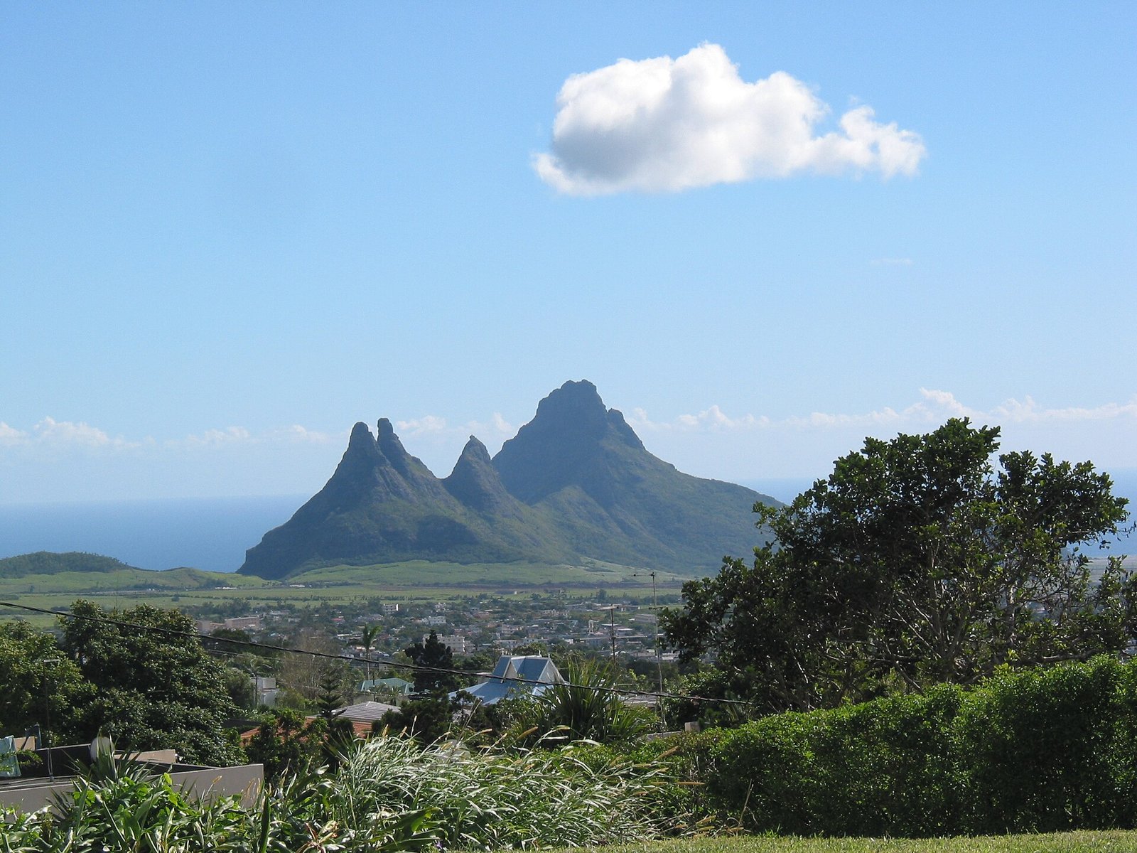Blick von Curepipe nach Westen auf die Trois Mamelles