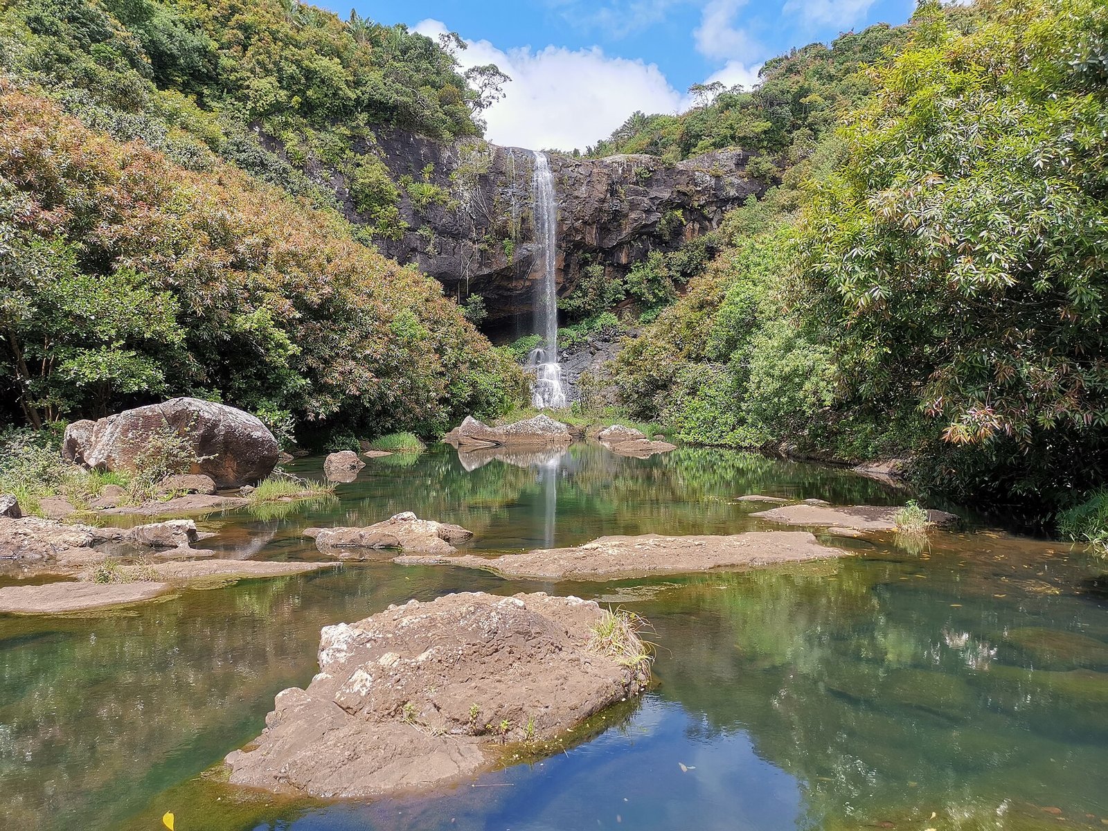Wasserfall mit Becken im oberen Bereich der Tamarind Falls