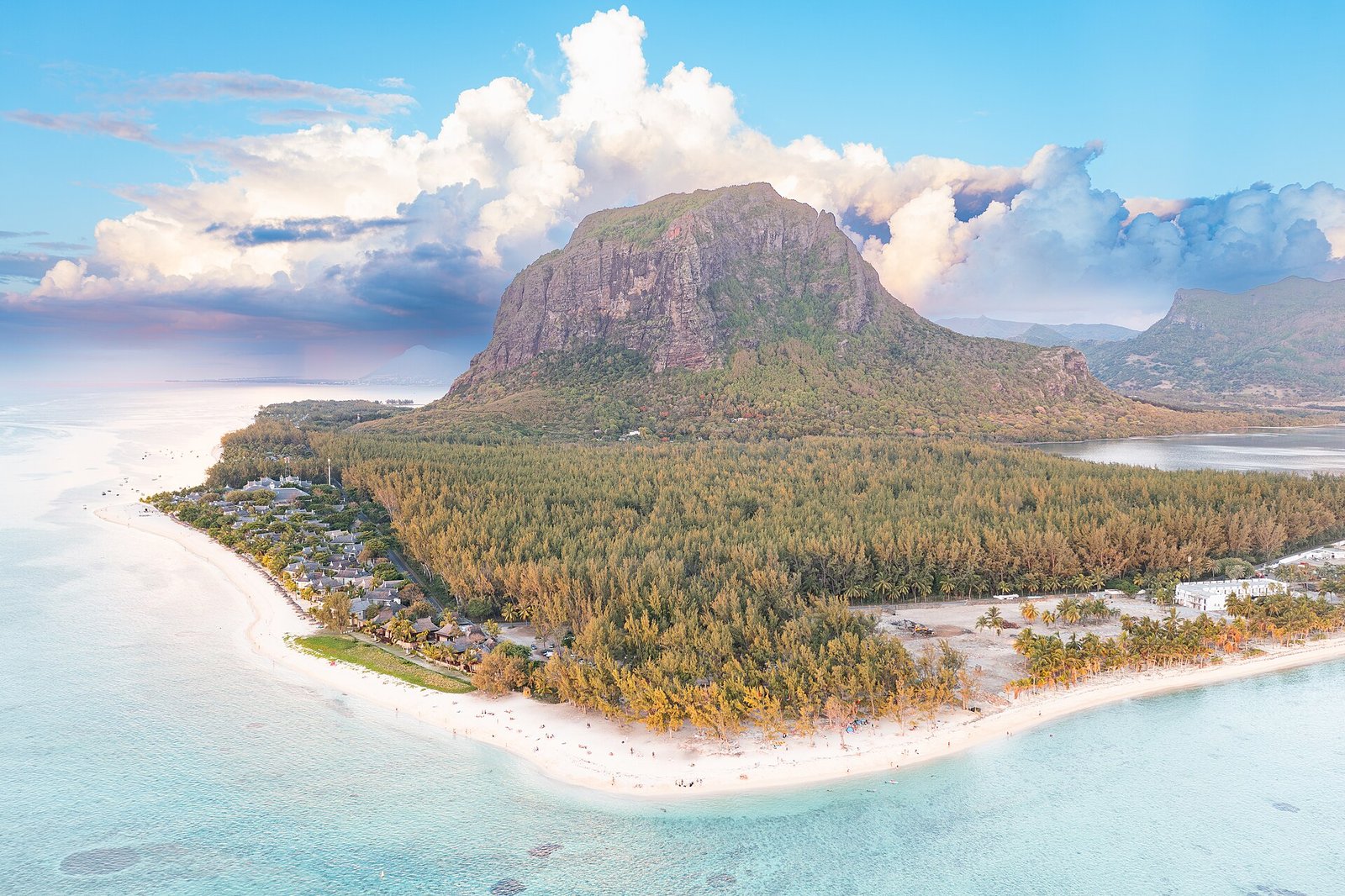 Le Morne aus der Luft, an den Außenriffen brechen die Wellen